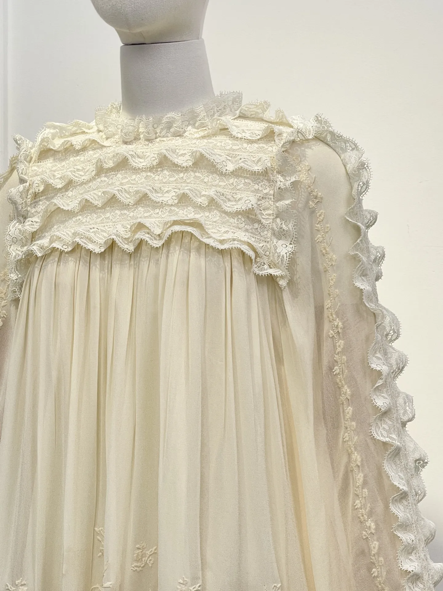 

Новая летняя женская бежевая мини-блузка с длинными рукавами, кружевными оборками и вышивкой