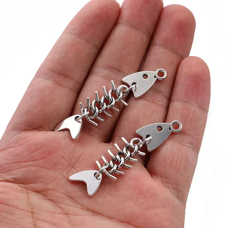 إكسسوارات هيكل السمكة المصنوعة من السبائك الأنيقة والمتخصصة، وإكسسوارات الملابس متعددة الاستخدامات وعصرية على شكل سمكة قديمة