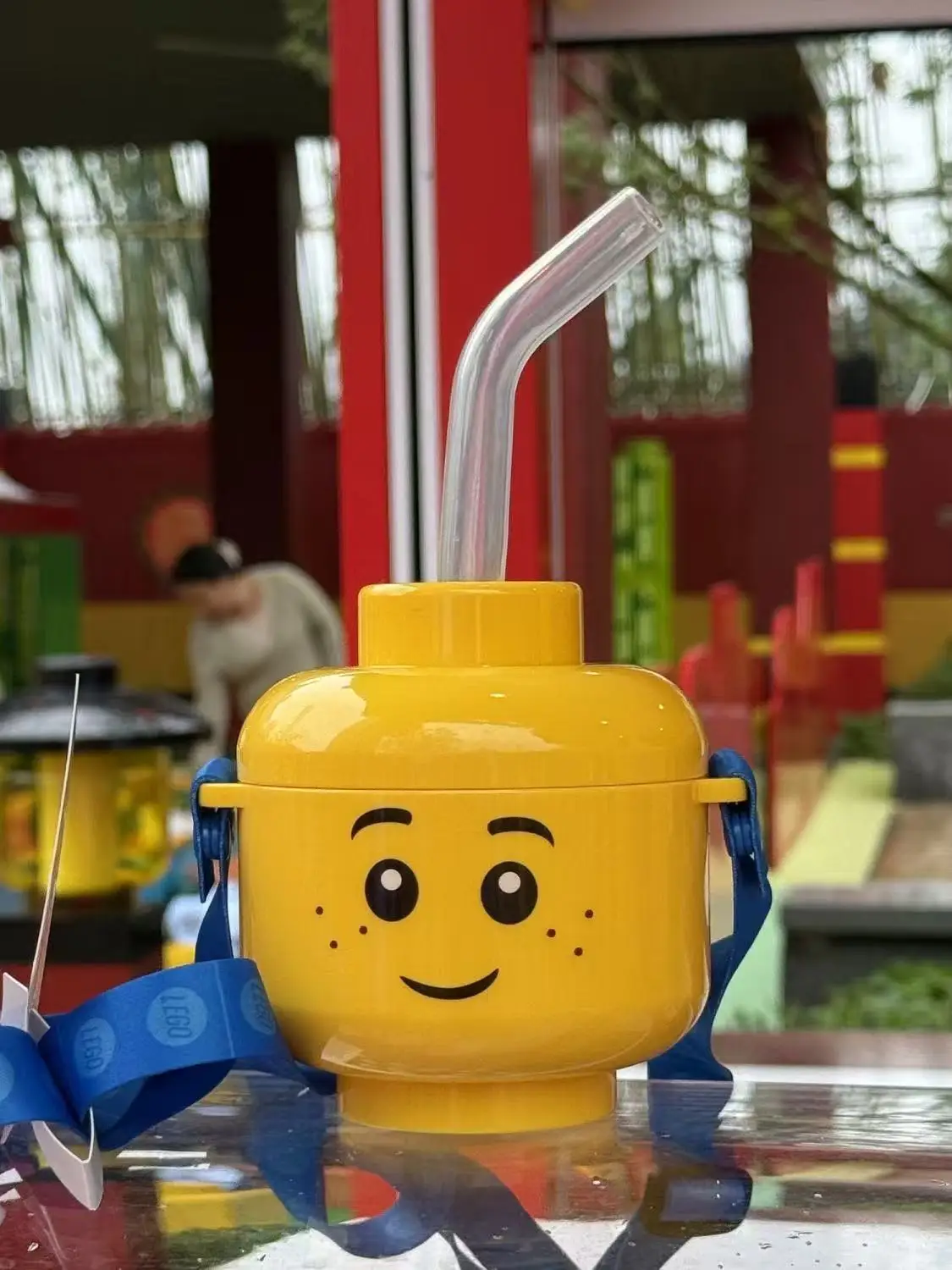Shanghai Legoland adquire vilão com copo de plástico para bebidas