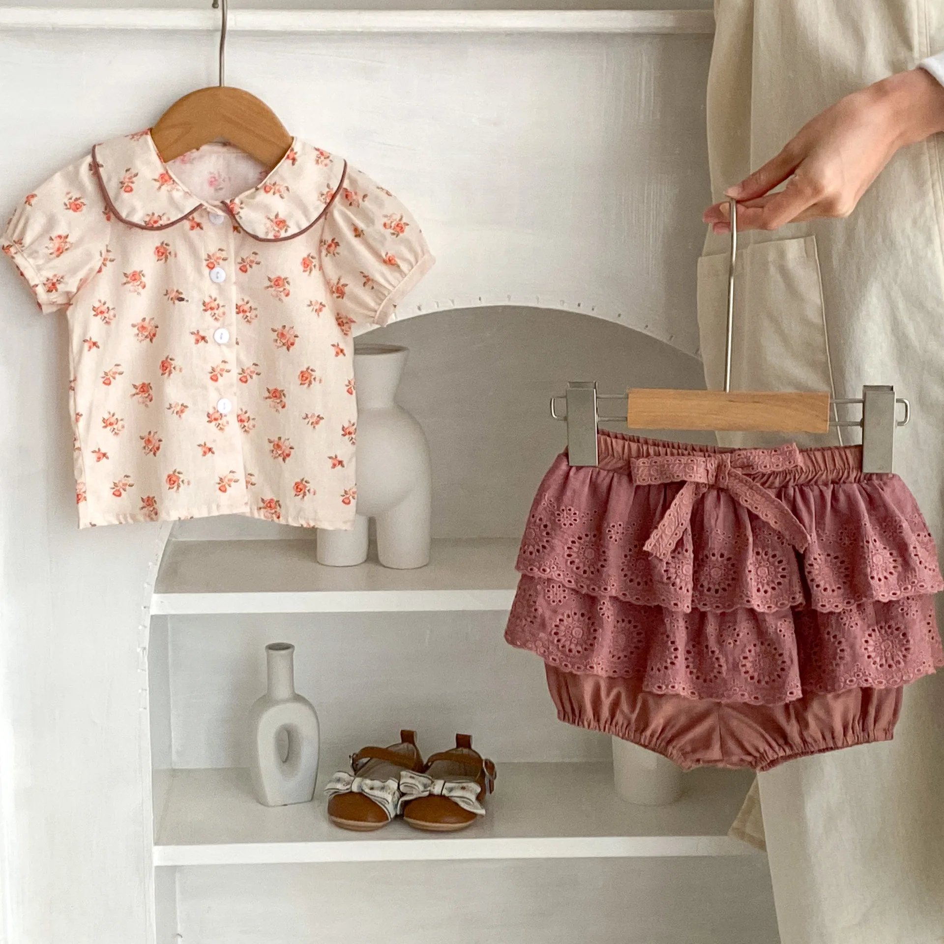 Baby Girls Summer New Fashion Set 2024 Baby Girls Doll Neck Printed Short sleeved Top Lace Shorts Set