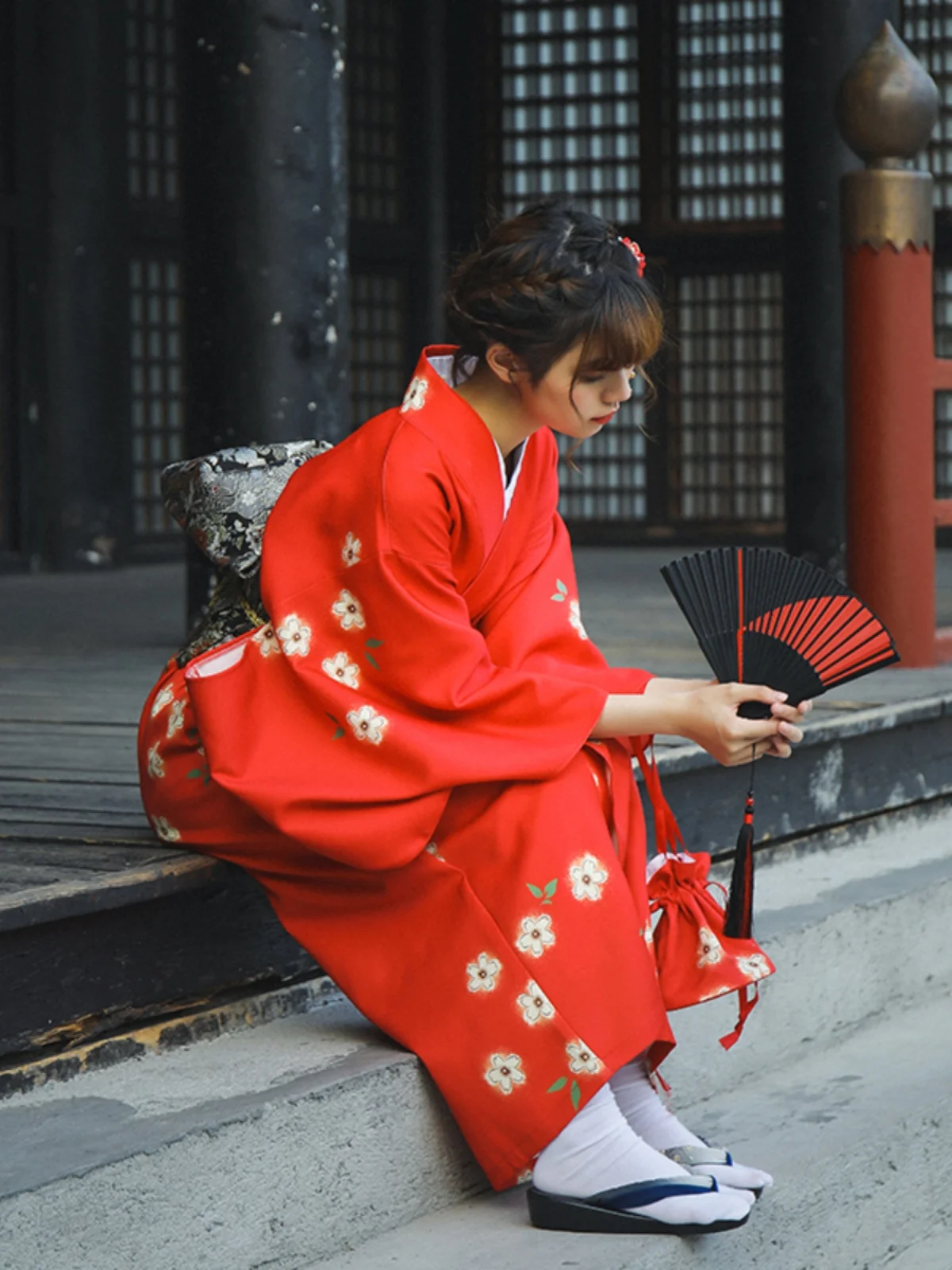 Moonlight Kimono Halloween Roter formeller Damen-Kimono, reformierter Kimono, Batobe, Polyestermaterial, Winterkollektion