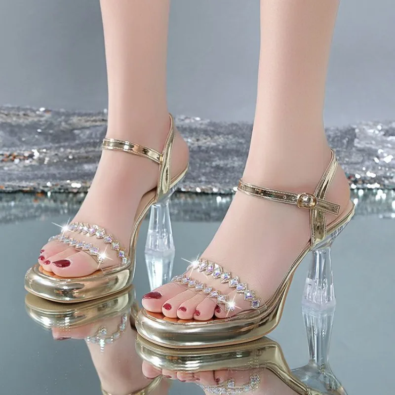 

Летние женские босоножки на высоком каблуке, новинка 2025 года, стильные непромокаемые женские туфли на высоком каблуке с прозрачными бриллиантами на грубом каблуке
