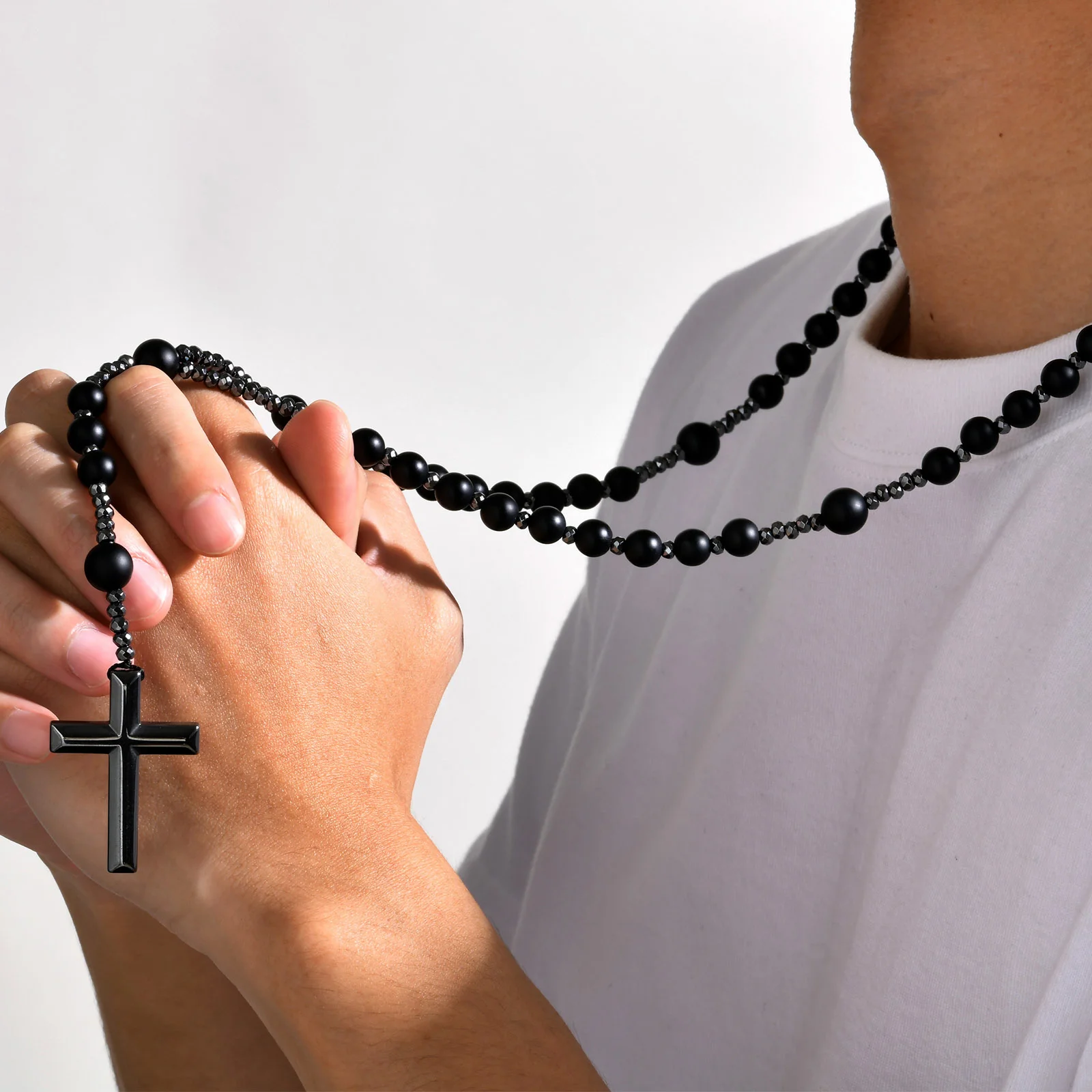 Schwarze Perlen Kreuz Rosenkranz Halsketten für Männer, männliche Power Balance Hämatit Kette Halskette, religiöser Glaube Gebetsschmuck – Detail 2