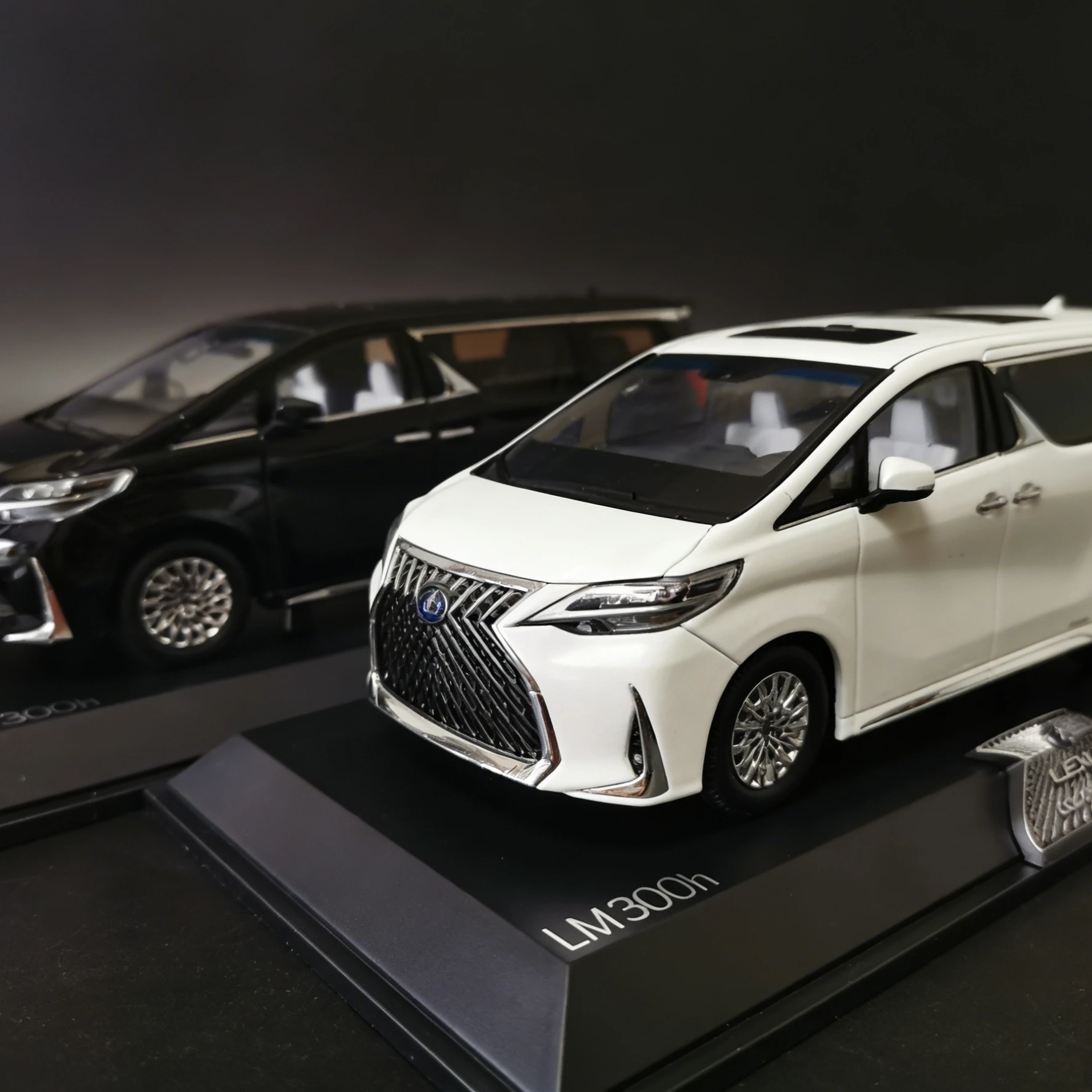 

Hot Sell Original Lexus Lm Model 1:18 Lm300h Car Model Mvp Simulation Alloy Car Model.In Stock Holiday Gift For Boyfriend