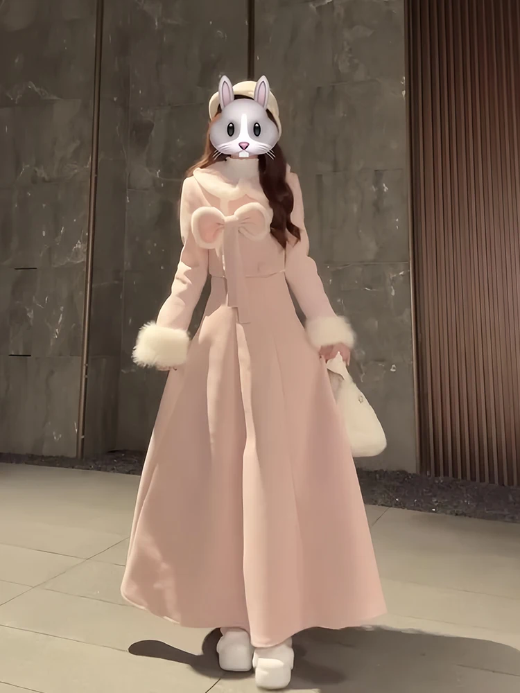 

Очаровательный розовый шерстяной короткий пальто-костюм с бантом для женщин: новая зимняя коллекция, комплект из двух предметов с юбкой с завышенной талией, стройнящий силуэт, милый и модный.