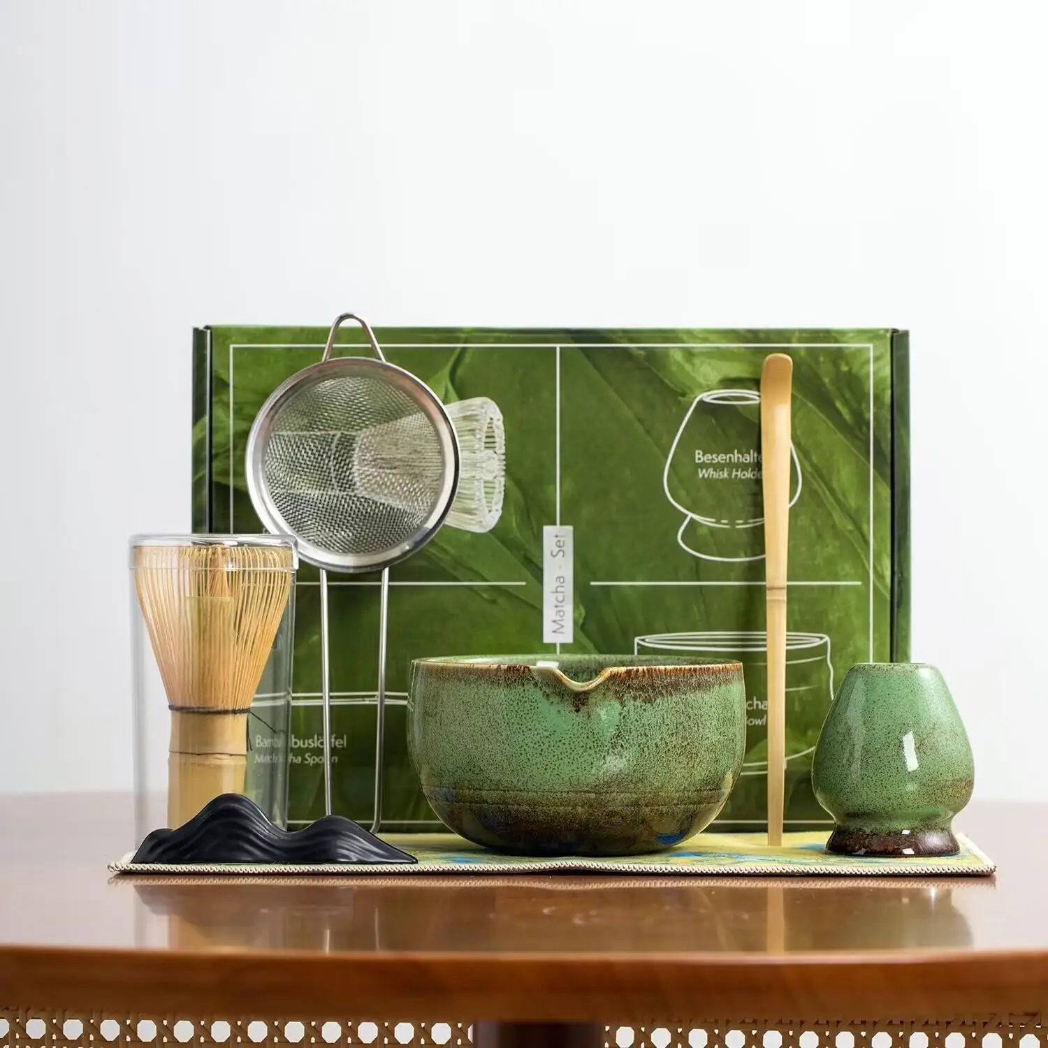 

Набор из четырех японских чайных посуды матча из китайской керамики с различными цветами глазури.