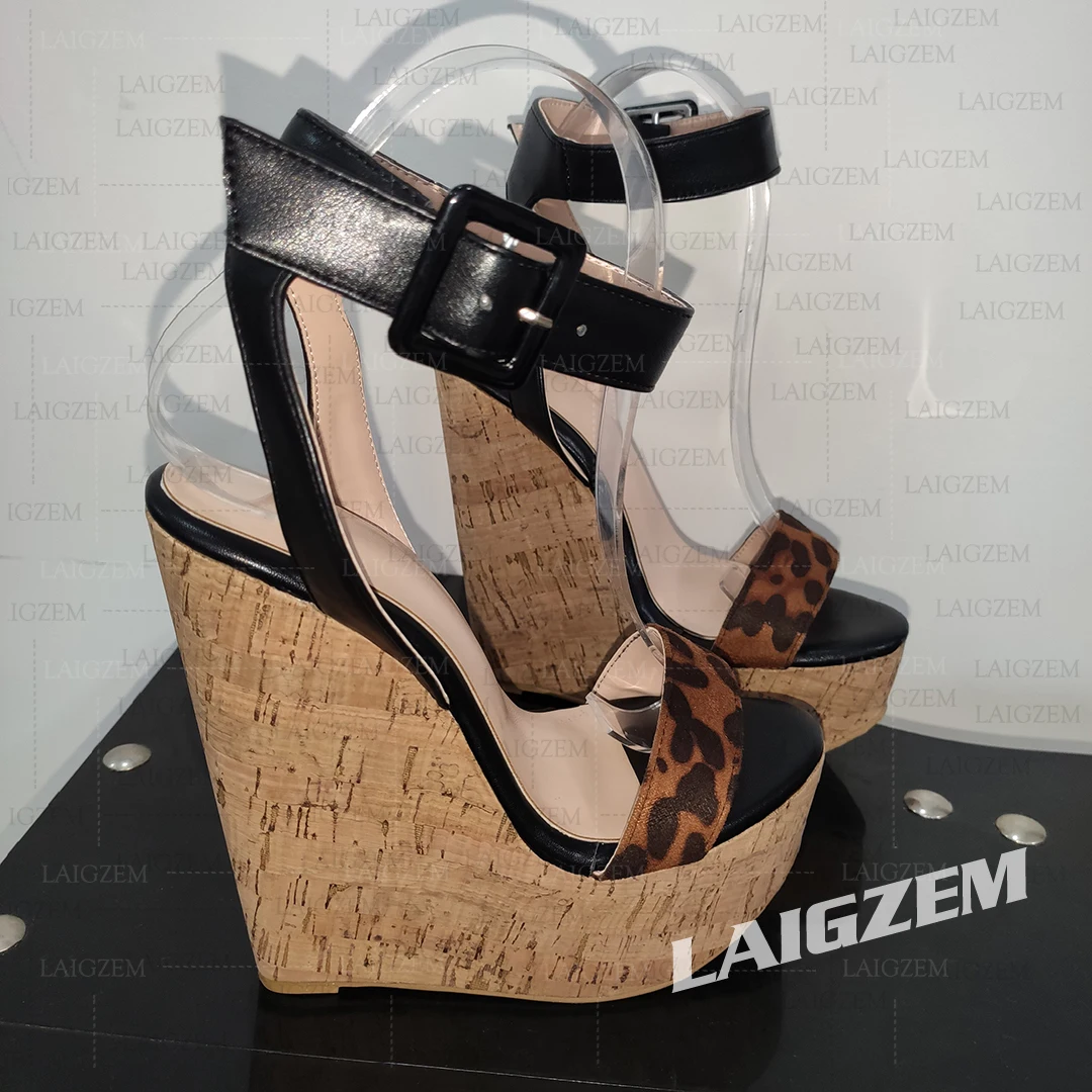 

LAIGZEM/женские сандалии в стиле пэчворк на танкетке с открытым носком и пробковым принтом, туфли-лодочки ручной работы для вечеринки, выпускного вечера, женская обувь, большой размер 41 47