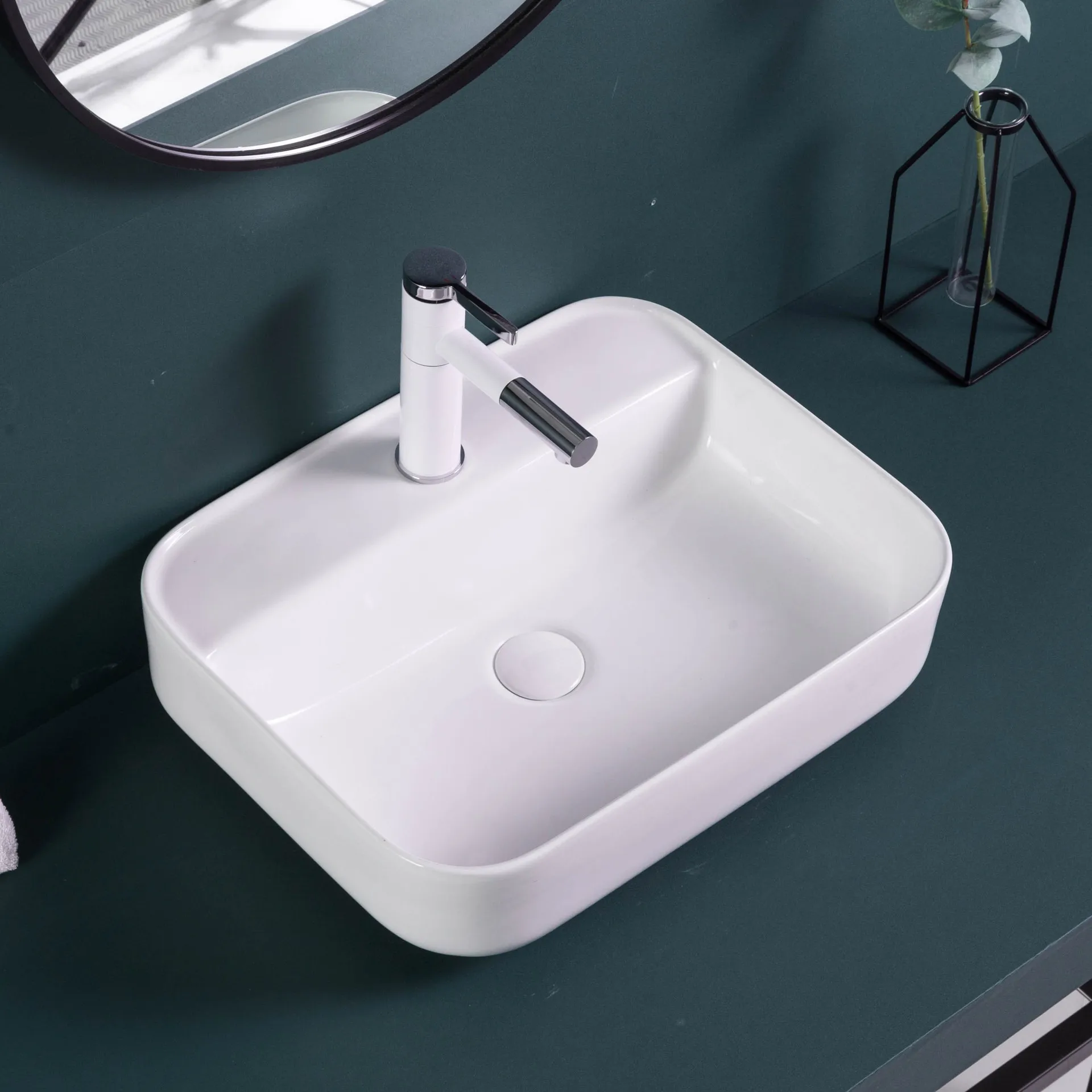 

Европейская ванная комната, белая квадратная сценическая художественная раковина с керамическим отверстием для смесителя