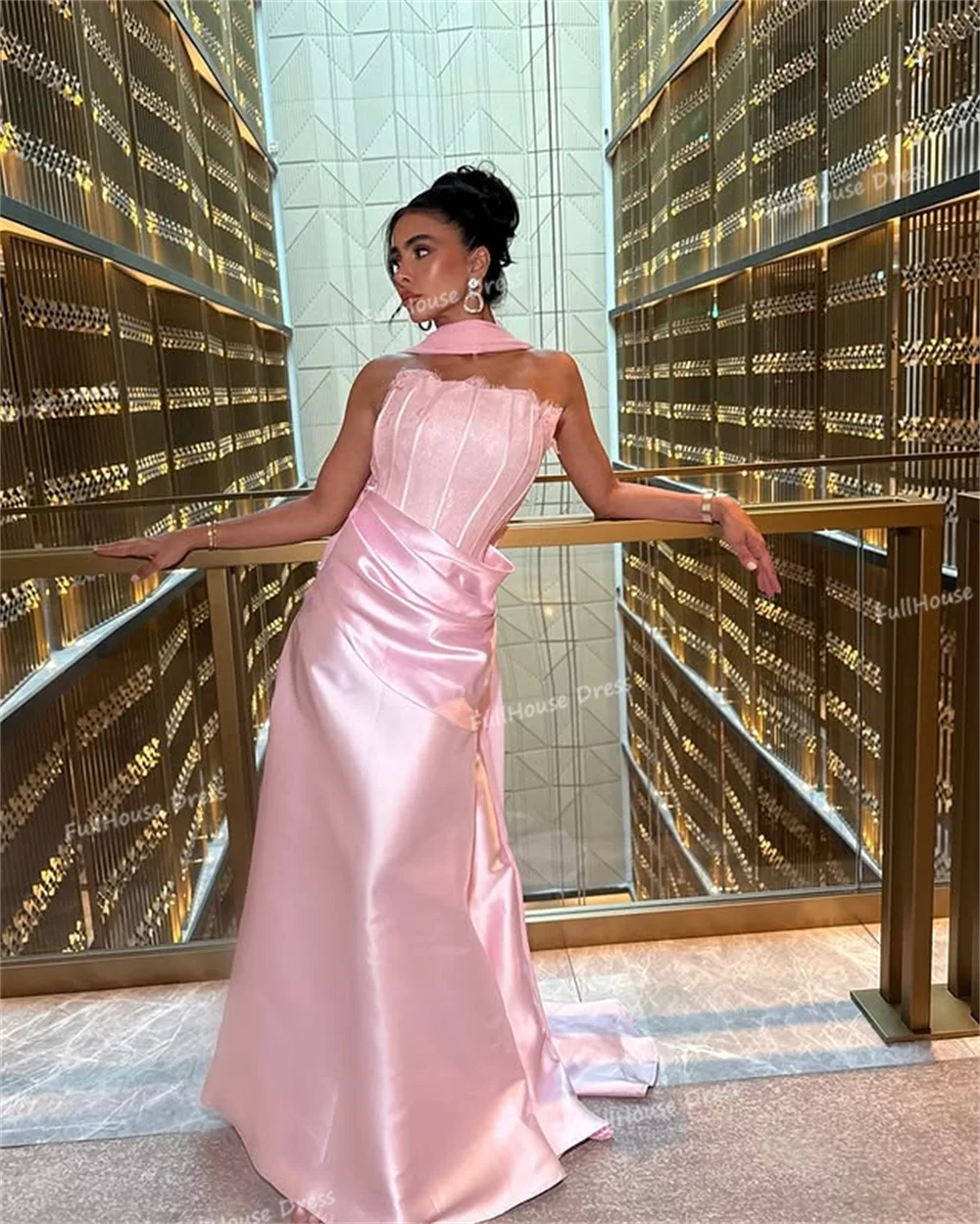 فستان سهرة أنيق مصنوع حسب الطلب بياقة قارب من الدانتيل وأربطة من الخلف وغمد مثير بطيات بطول الأرض فستان سعودي مع قطار