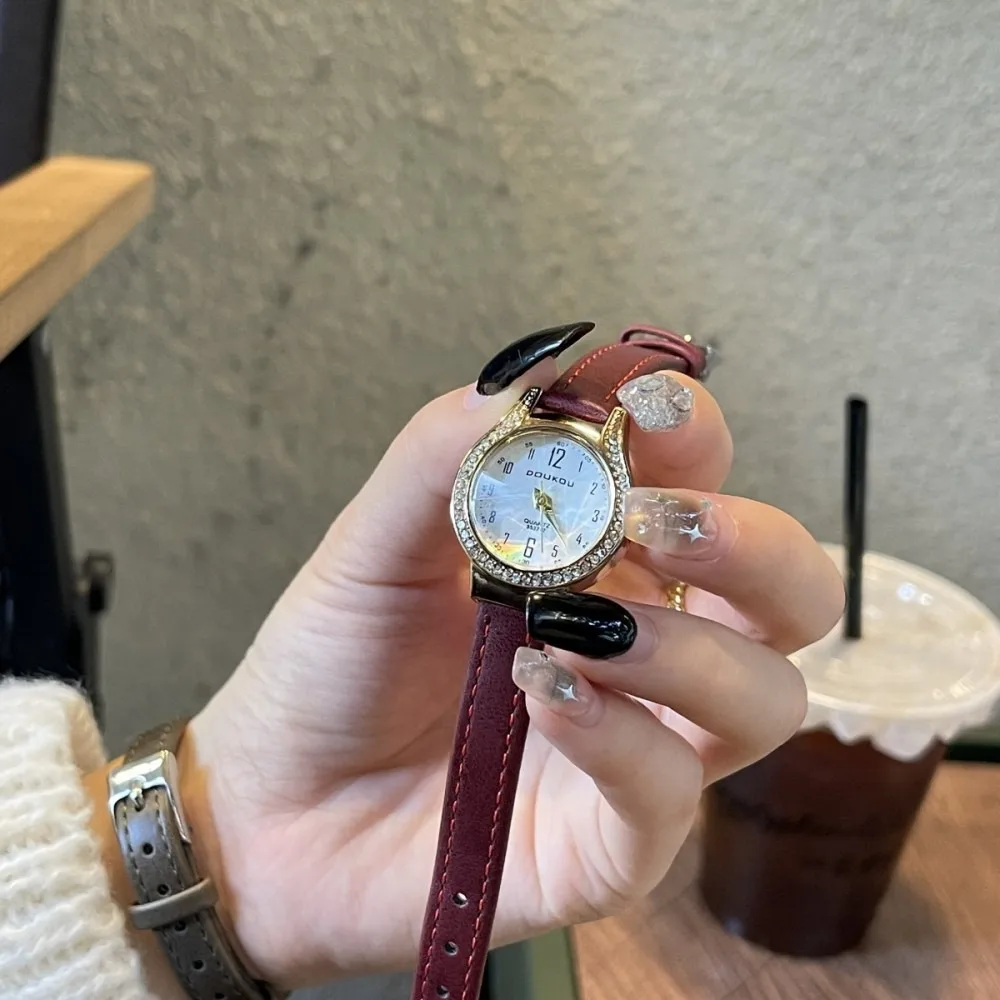 

Женские часы с мягким кожаным ремешком в корейском стиле, дизайн со стразами, элегантные женские кварцевые часы с круглым циферблатом, литературные часы, женский подарок