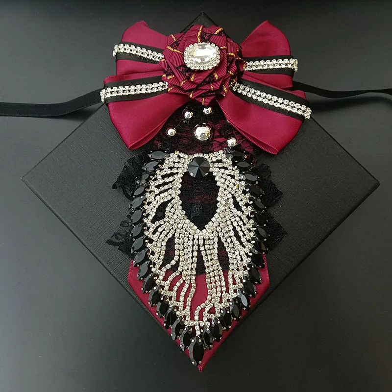 Original Handgefertigte Fliege mit Spitzenband und Strass-Schmuck, Luxuriöse Herren-Krawatte für Geschäftsanlässe, Bankette und Hochzeiten – Detail 3