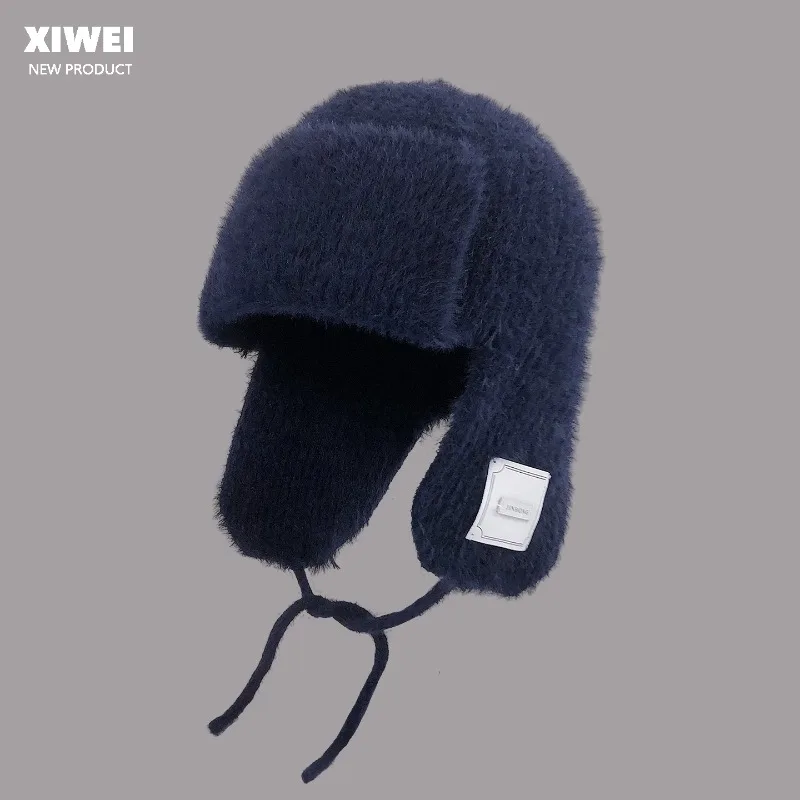 Flauschige, gestrickte Wintermützen für Damen, weiche Plüschmützen mit Ohrenklappen und Etikett, winddichte, warme Mützen mit Kordel zum Binden, ideal für Schnee und Outdoor-Aktivitäten. – Detail 4