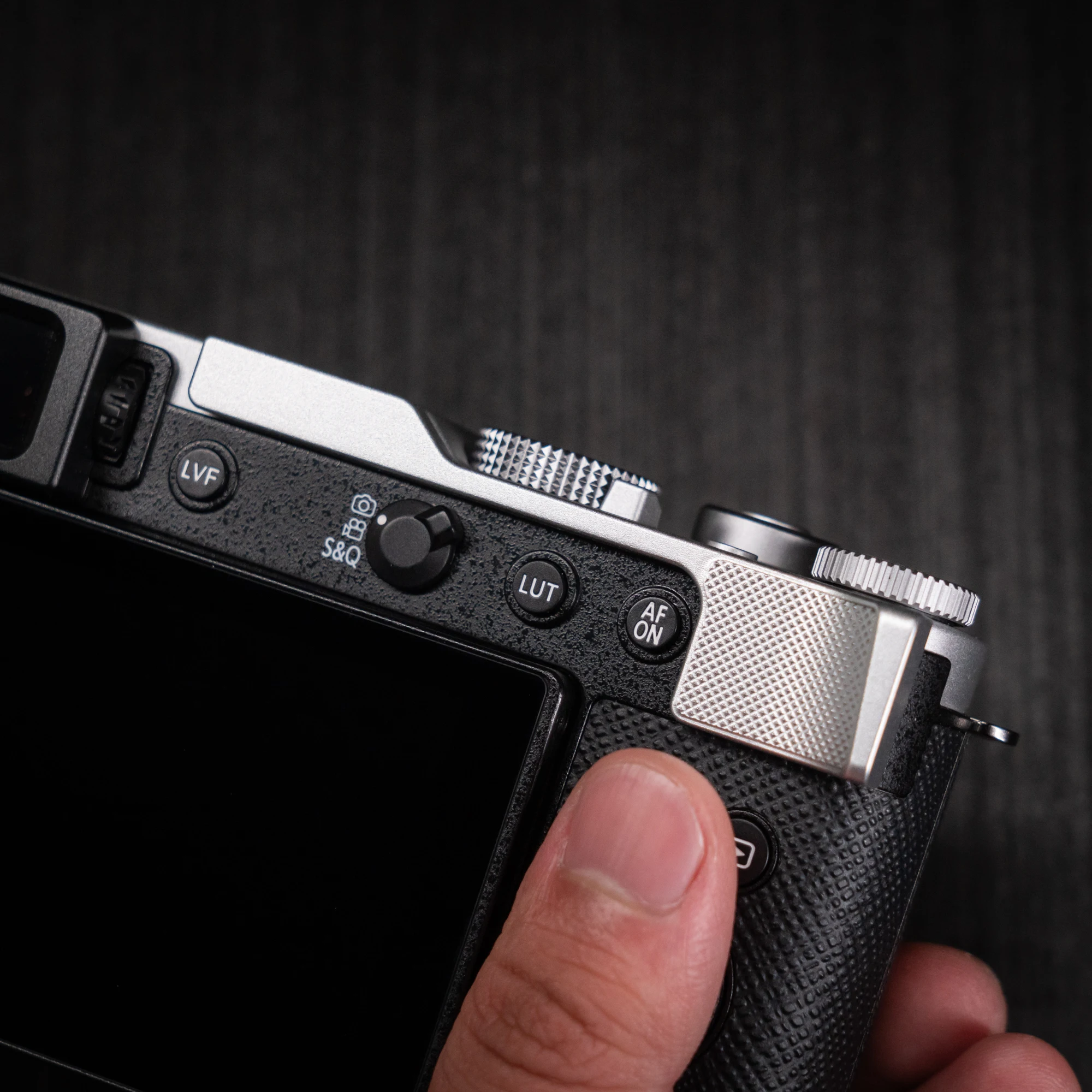 Aluminium-Metall-Handgriff für Panasonic LUMIX L10 Kamera, ergonomisch gestaltet. – Detail 3
