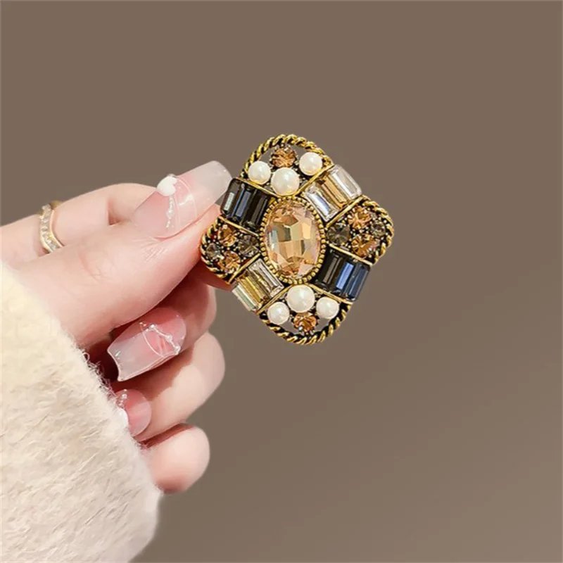 Luxury Vintage Pearl Rhinestone Brooch Temperament Metel Pins For Women Girls Clothing Accessories Versatile Shiny Corsage Gift