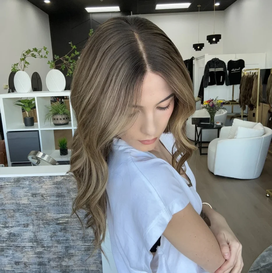 

Новинка из синтетического волокна премиум-класса, омбре, пепельно-коричневый, мелирование, синтетический парик, женский бесклеевой парик, короткая волна, многослойный парик спереди