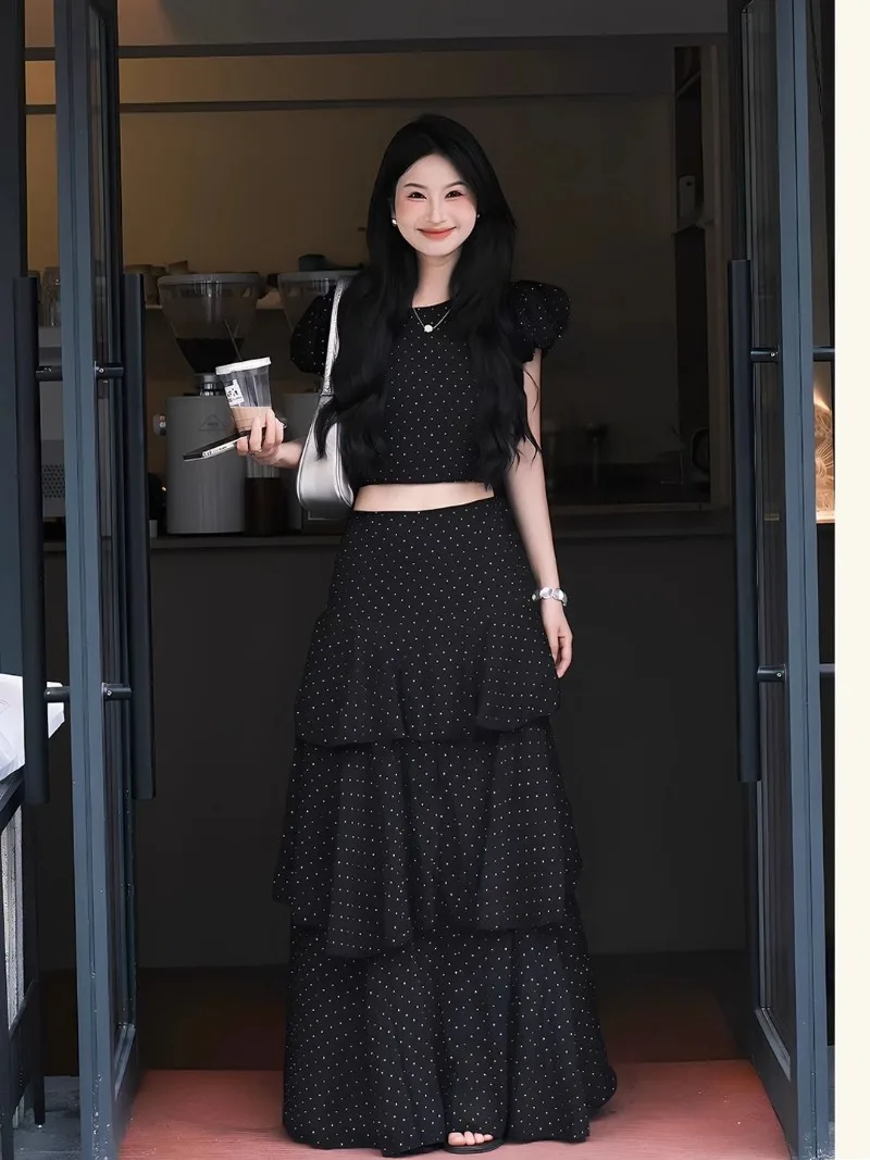 

Новый летний корейский элитный женский комплект из 2 предметов: облегающий укороченный топ с коротким рукавом в горошек и оборками + длинная многоярусная юбка. Модный наряд.