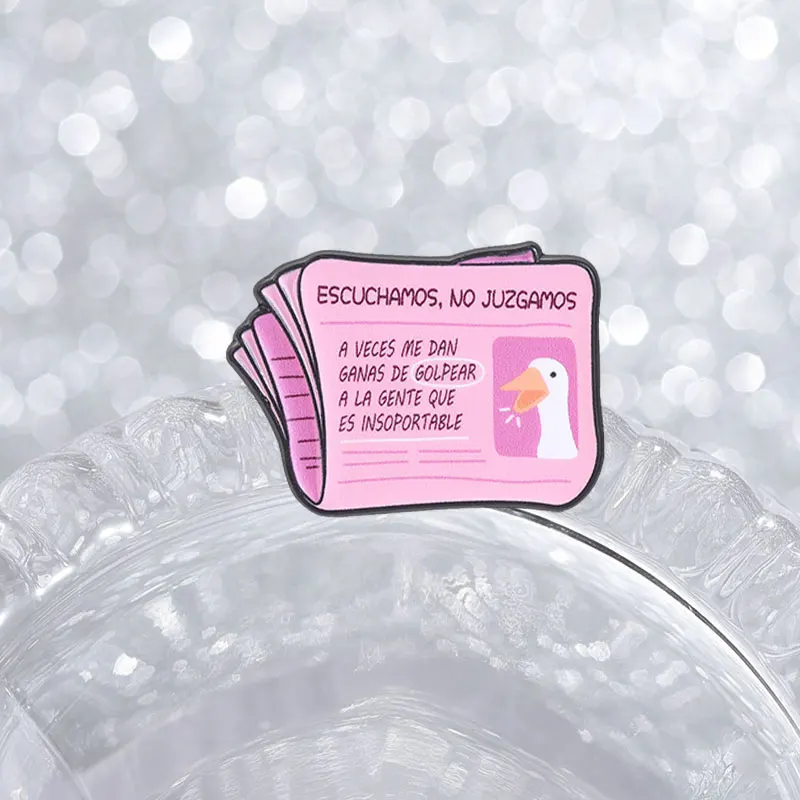 Rosa Zeitungs-Gans-Cartoon-Emaille-Pin, spanischer Humor, „Escuchamos No Juzgamos“ Brosche, Taschen- und Reversnadel, Schmuckgeschenk für Kinder und Freunde – Detail 4