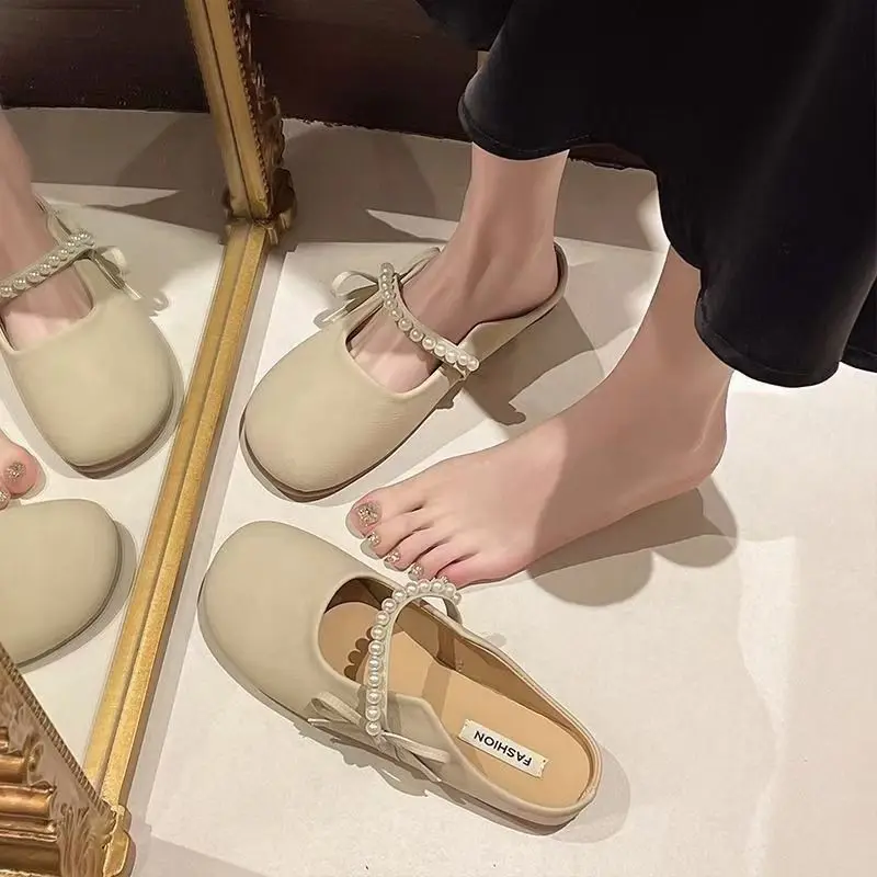 Novo chinelo de dedo com laço de pérolas, estilo francês, anti-odor, para usar com saia, antiderrapante, para praia, verão 2026