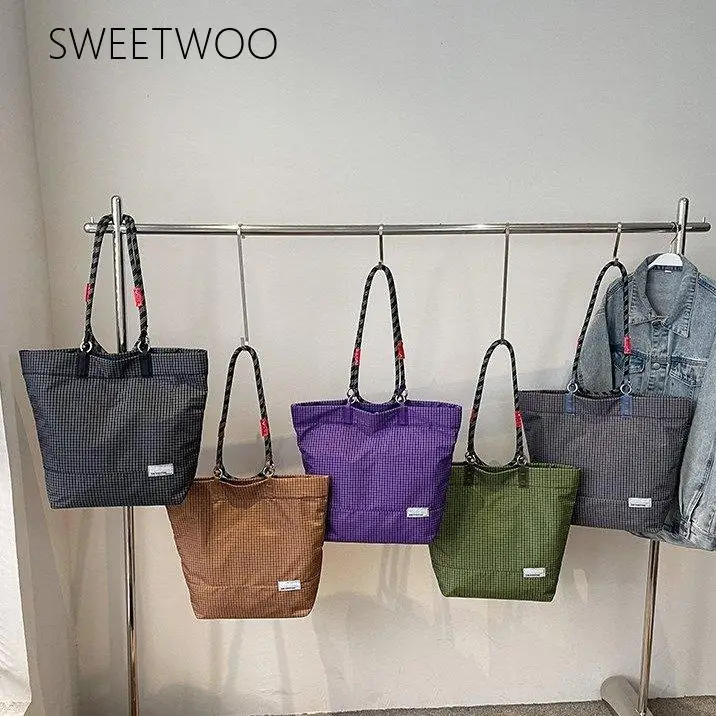 Grid Pattern Tote Bag with Thick Rope Handle Large Capacity Zipper Closure Casual Canvas Shoulder Bag for Work and Daily Commute