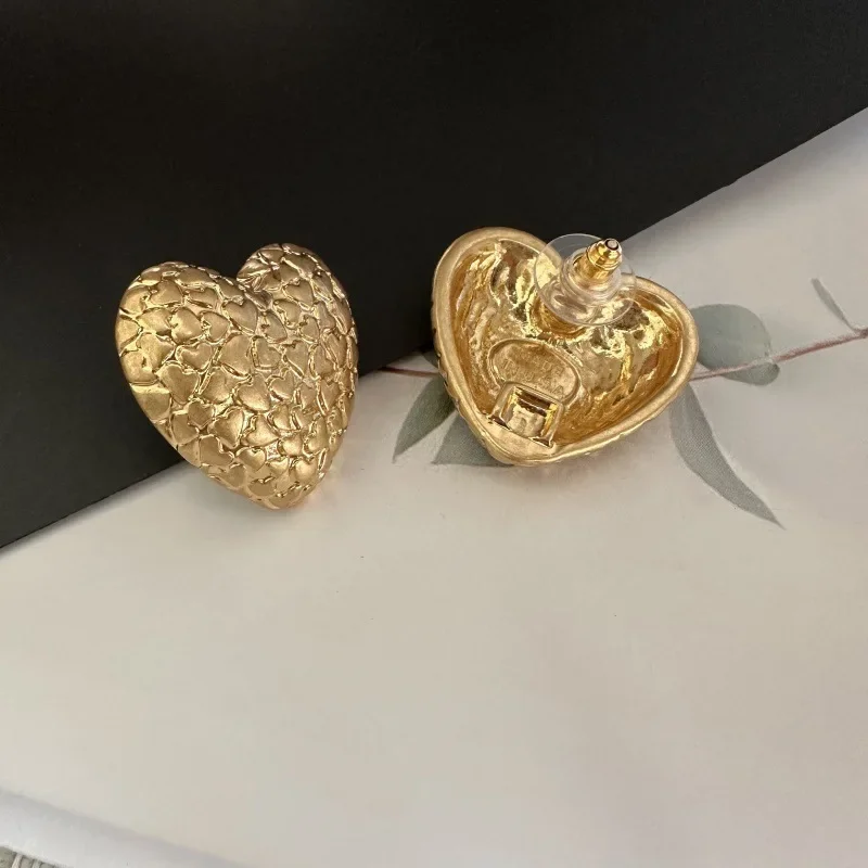 Os Fashion Jewelry Vintage Antique  Printed Heart Clip-On Earrings, Heart-Shaped Studs for Women