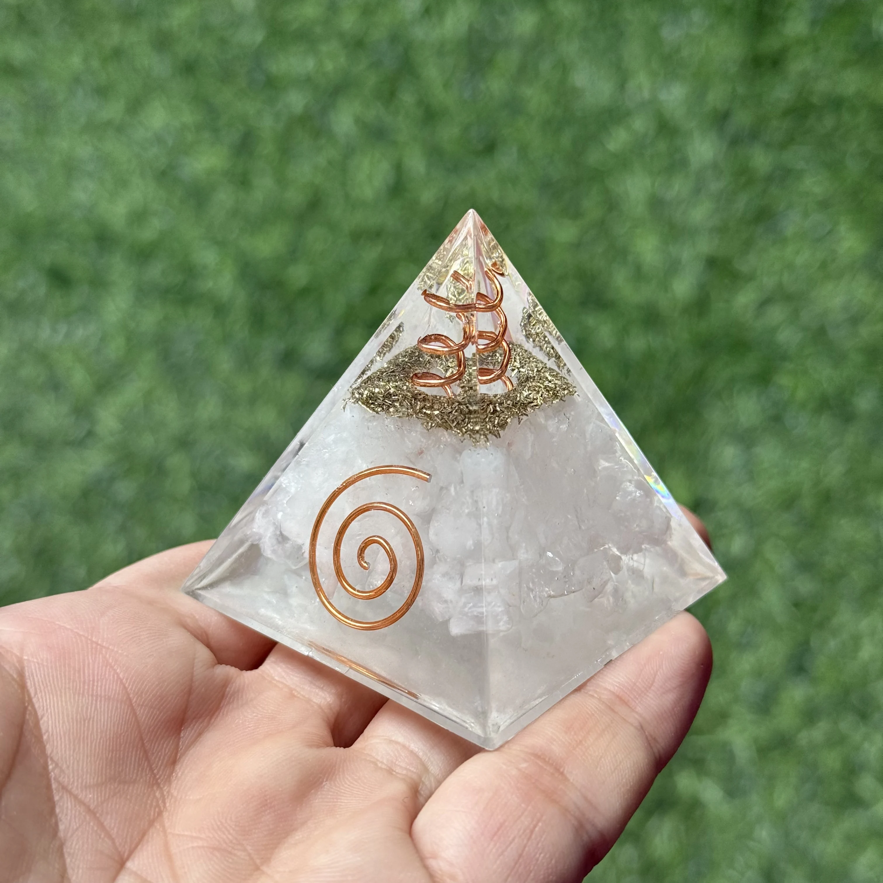 1pc pirâmide de orgone, a pirâmide de ogan é compuesta de quartzo transparente, ornamento de mesa para casa, pirâmide de resina