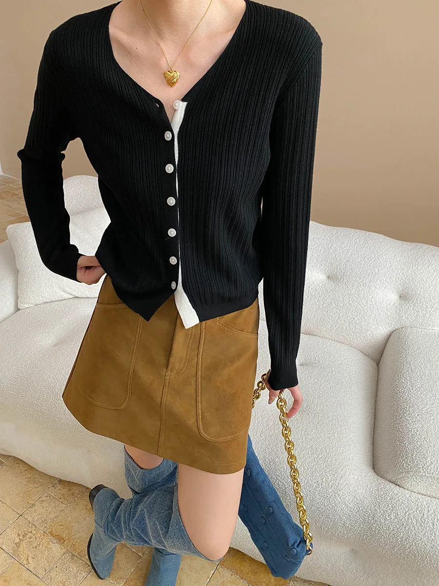 

Soft and sticky V-neck contrasting color placket, slim fit, front shoulder groove strip knit cardigan