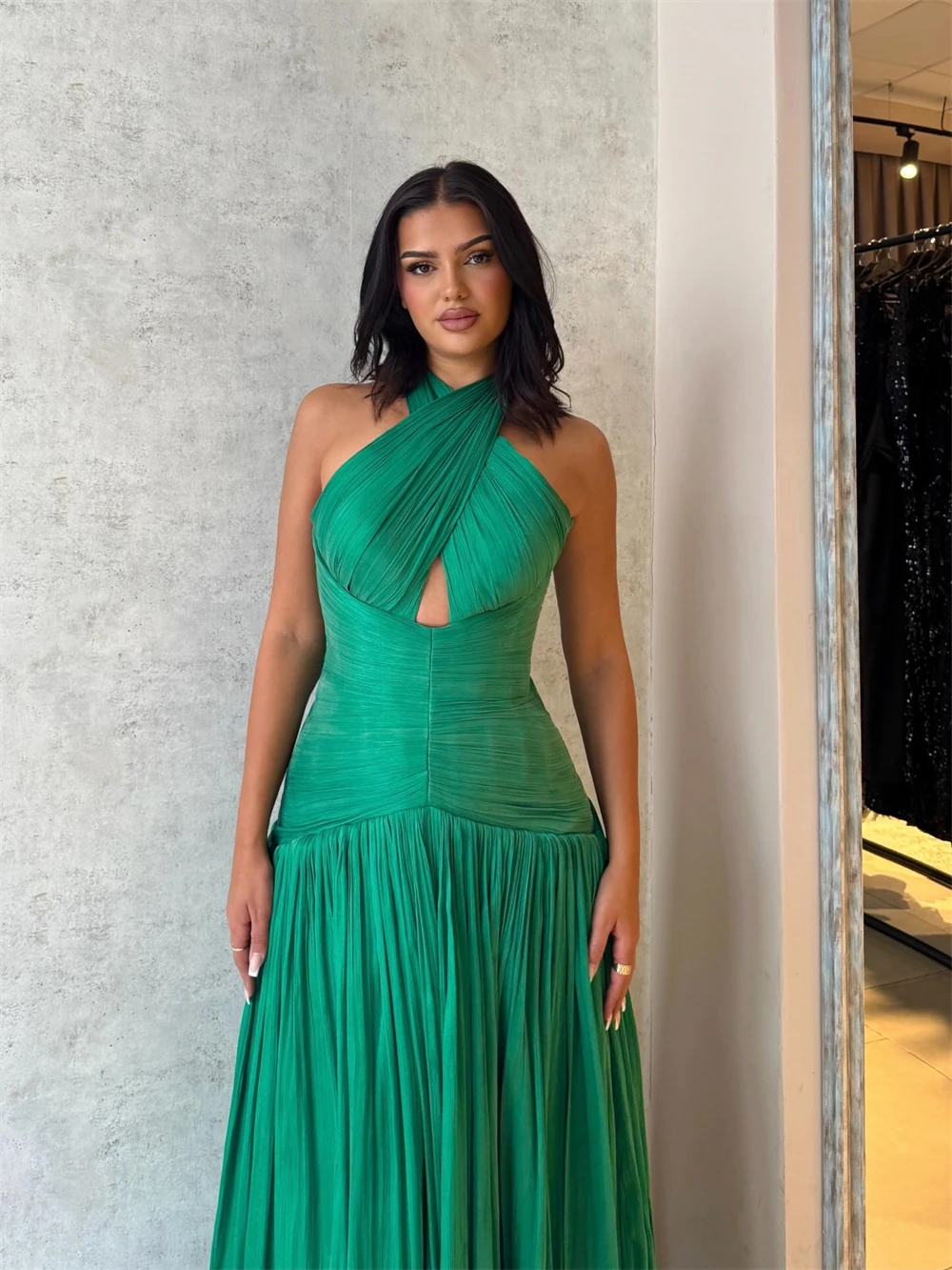 

Customized Simple Green Jersey Evening Dresses Soft Halter Sleeveless Homecoming Dresses Elegant Sweep Train Celebrity Gowns