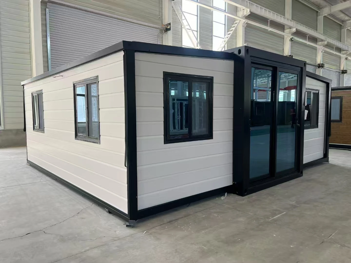 High Quality Expandable Prefabricated House Double Wing Expansion Folding Box Activity Room with Terrace 40 ft