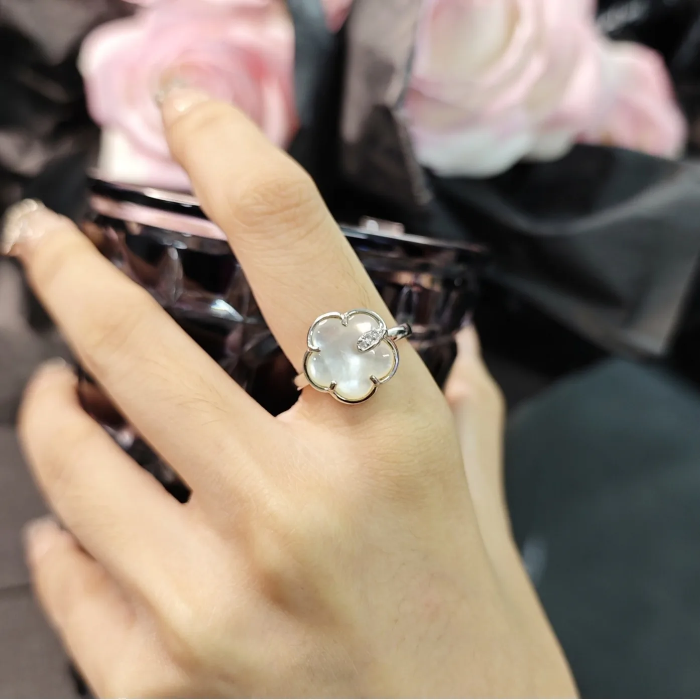 

Усовершенствованное кольцо с лепестком агата и модным и атмосферным минималистским темпераментом