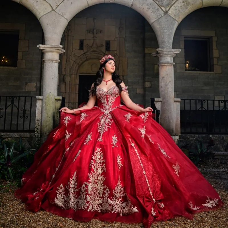 

Блестящее красное платье для квинсеаньеры с открытыми плечами, украшенное кристаллами и кружевом, с длинным шлейфом и бантом, модель для церемонии 15-летия. ﻿ Настройте на свой вкус