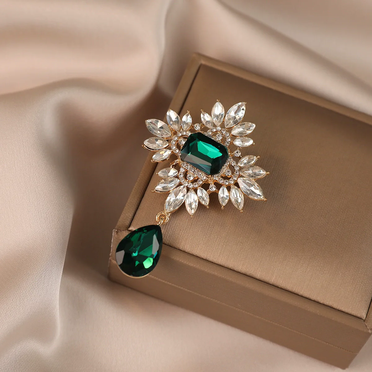Exquisite Green Zircon Flower Brooch for Women Elegant Trendy Clothing Dress Pin Fashion Party Jewelry Girls Gift