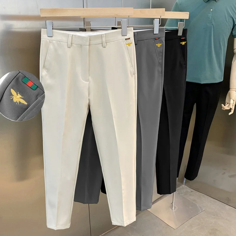 

Летние мужские брюки-костюм без глажки, корейская версия, зауженные, с вышивкой в виде пчелы, длина 7/8, в стиле британского кэжуал, большие размеры...