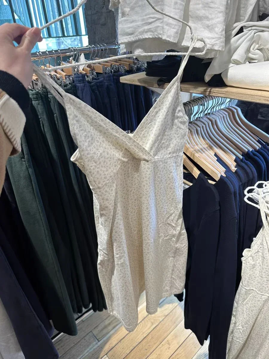 ชุดเดรสสั้นพิมพ์ลายดอกไม้ผู้หญิงเซ็กซี่ V คอแขนกุดฤดูร้อนสั้นชุดลำลองสตรีทแวร์สไตล์พรีปปี้ชุดเดรส