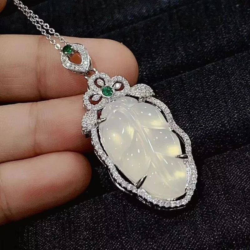 

Wholesale Silver-Plated Inlaid Green Chalcedony Leaf Pendant Ice White Horse Material Agate Jade Small Leaf Necklace Pendant Gif