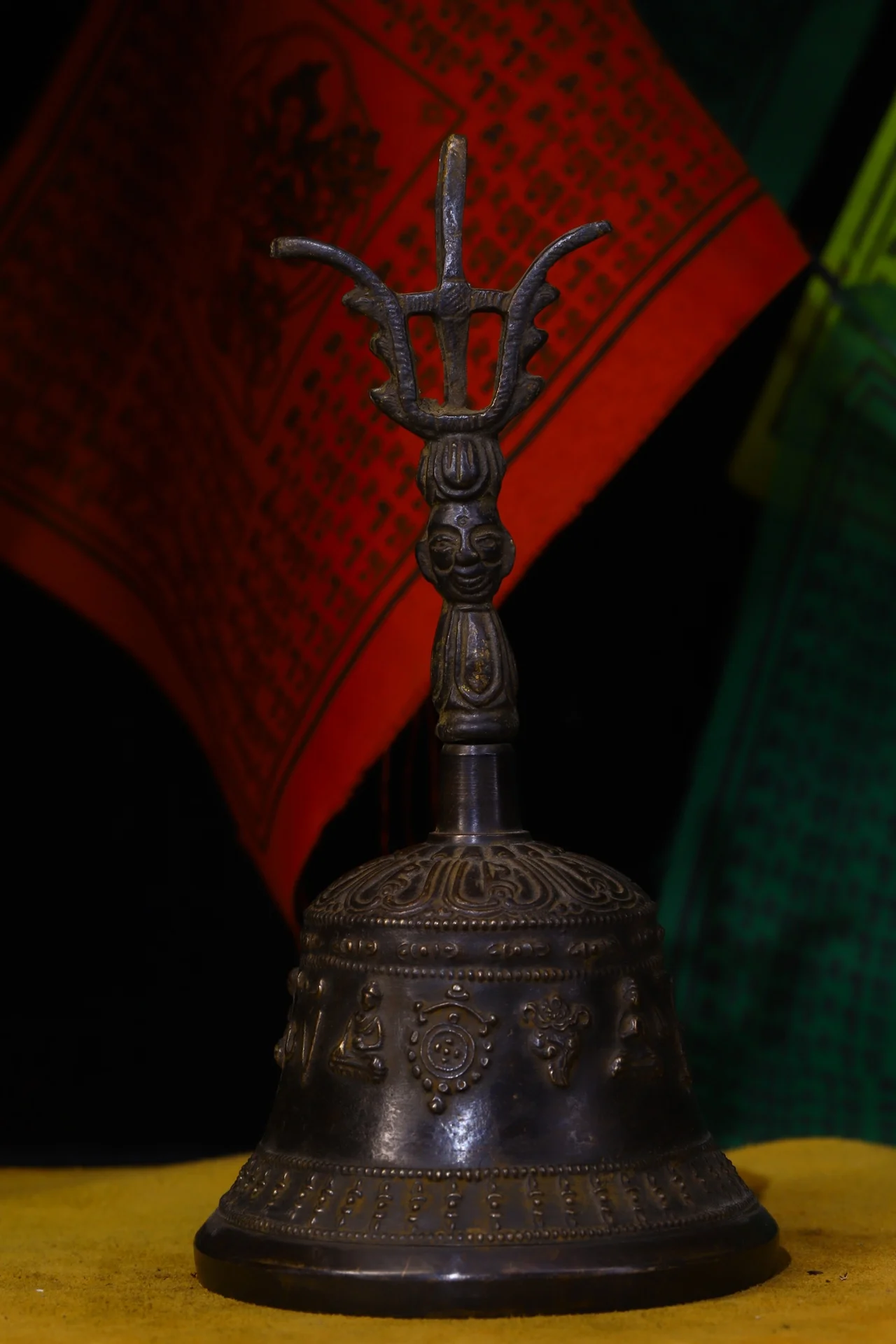 

8"Tibetan Temple Collection Old Bronze Buddha head Sakyamuni Rattle Bells Amulet Dharma Worship Hall Town house Exorcism