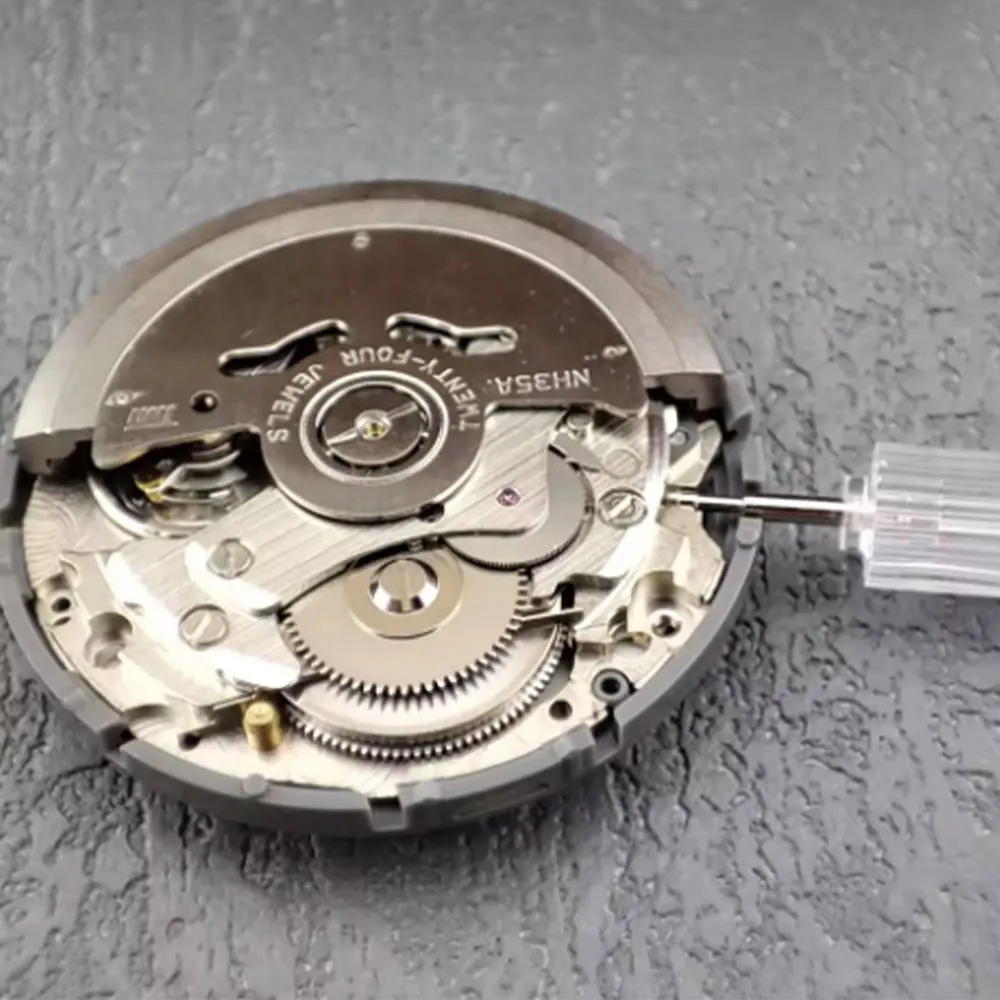 Watch  NH35 automatic mechanical movement crown and date both located at the 9 o 'clock position Watch accessories