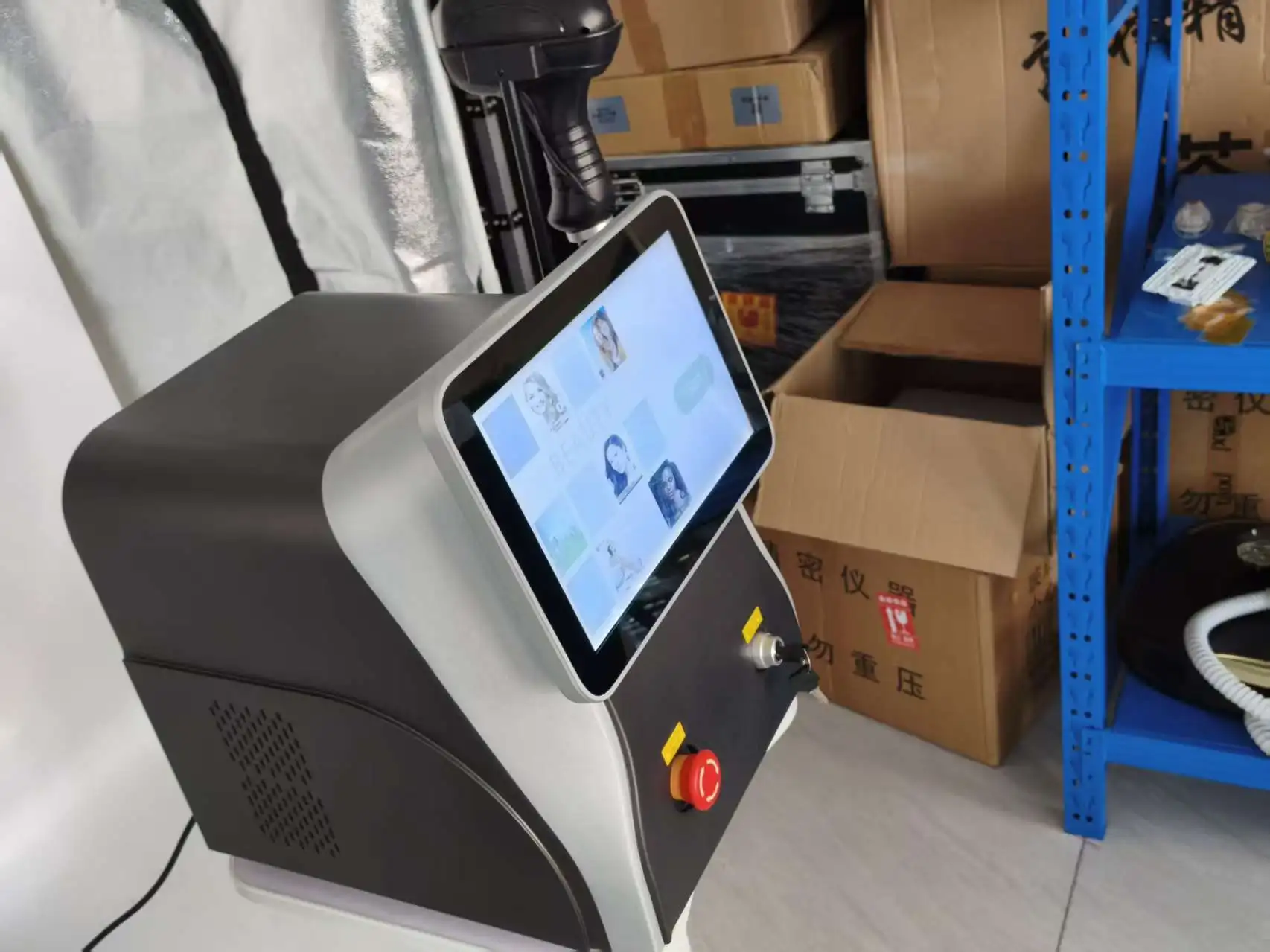 

Профессиональный диодный лазерный аппарат для удаления волос для использования в салоне и клинике, постоянное безболезненное уменьшение волос и омоложение кожи