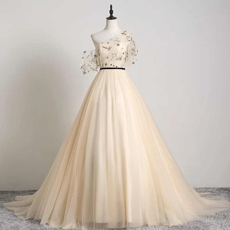 Fashion One-shoulder Quinceanera Dresses New Tulle Plus Size Ball Gown With Small Train Elegant Simple Vestido De Debutante