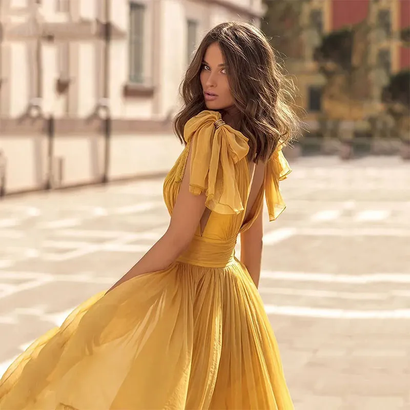 فستان حفلة موسيقية أصفر على شكل حرف a مخصص مثير بياقة على شكل V بدون أكمام أنيق بطول الأرض وكشكشة فساتين سهرة رسمية فساتين بنات 2025