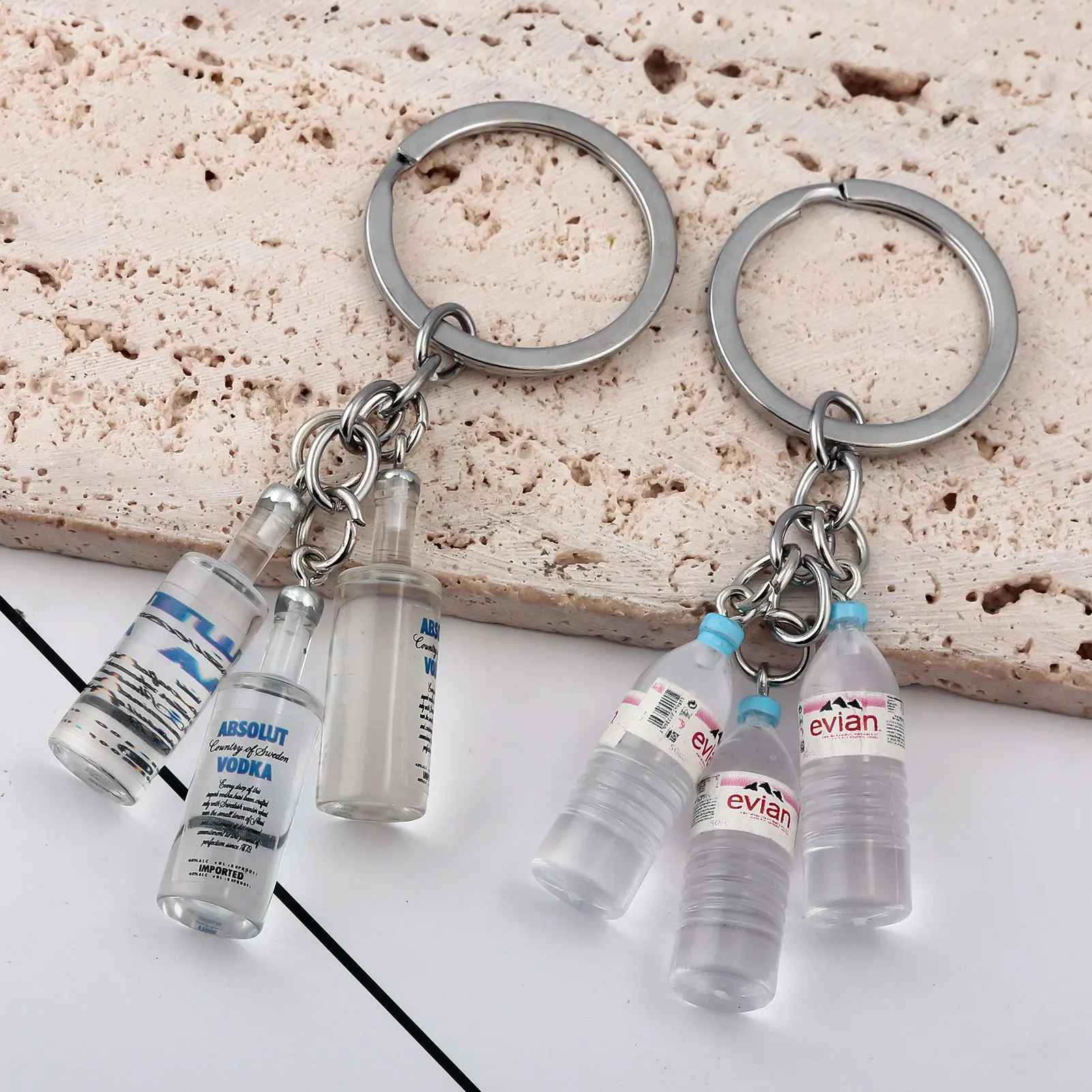 LLavero de botellas de agua Mineral de simulación creativa de moda, colgante de bolso, llavero de botella de agua Mineral Evian acrílico, regalo