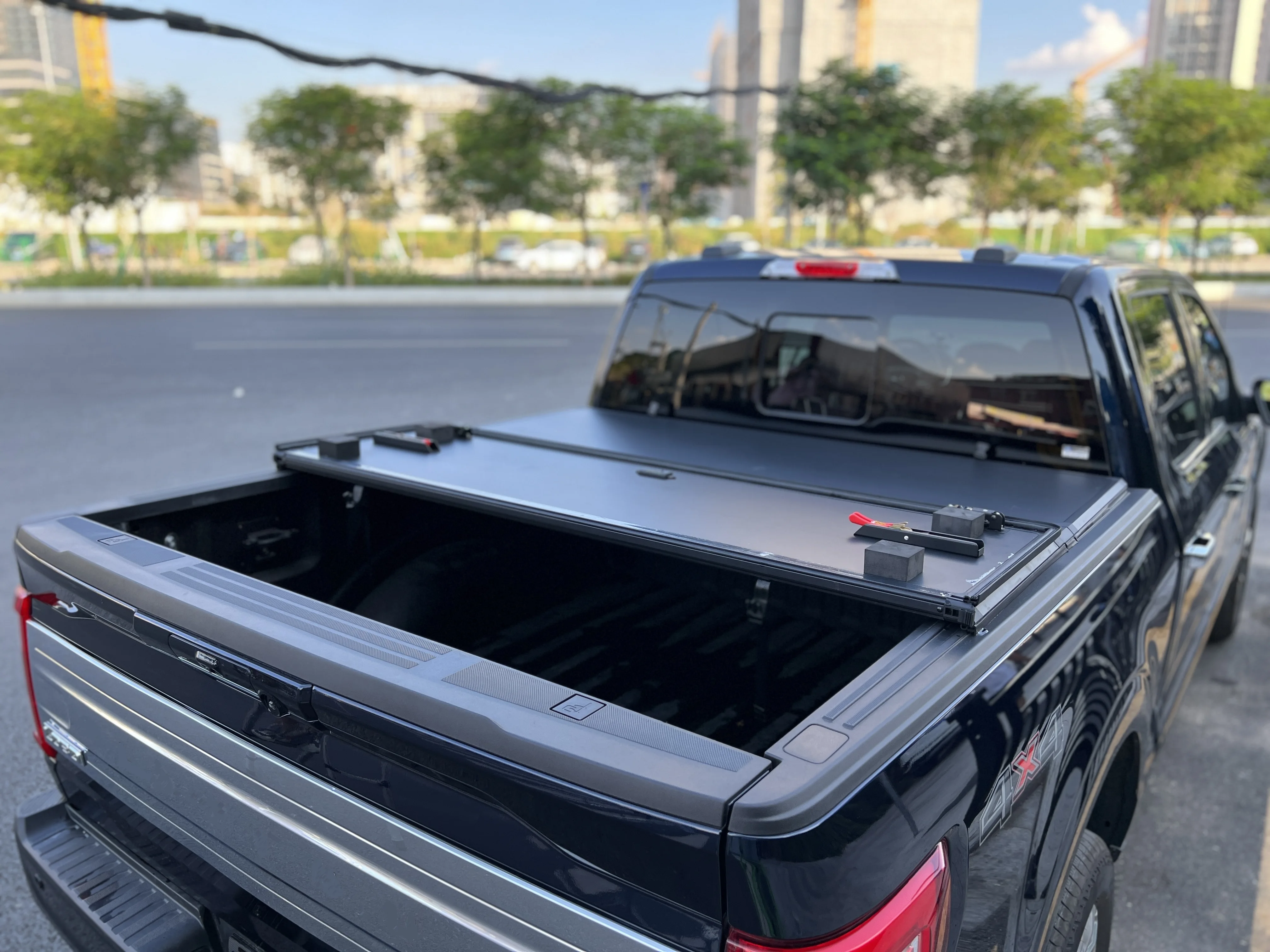 Low-price Wholesale Car Accessories Tri-fold Hard Tri Fold Tonneau Cover For Ford F350