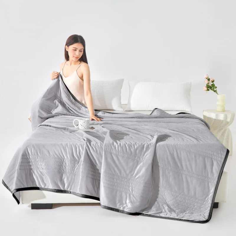 High Quality Summer Cooling Comforter Solid Color Breathable Ice Silk Blanket for Sleeping Queen Soft Skin Friendly Summer Quilt