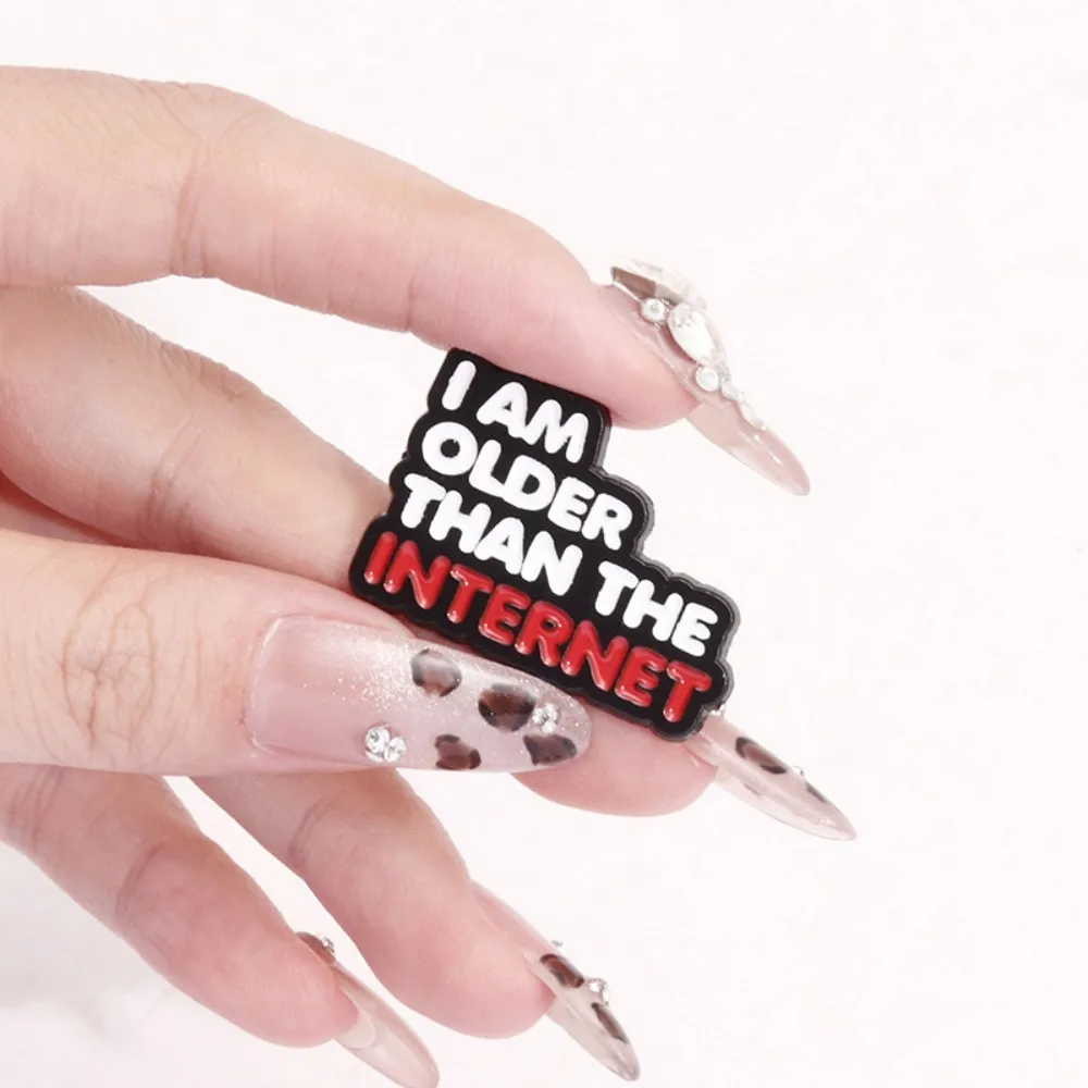 Pin de solapa de metal esmaltado con diseño de palabra creativa y distintiva, broche sencillo para mochila, ropa, sombrero, accesorios, regalo para amigos