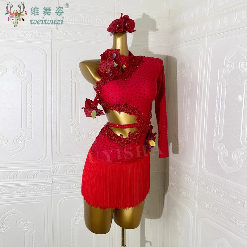 ชุดเต้นลาตินสำหรับผู้หญิง งานแข่งขันระดับสูง กระโปรงทรงเข้ารูปสีแดงประดับกลีบดอกไม้ ดีไซน์เว้า  สำหรับการแสดงซัมบ้าแบบมืออาชีพ ประดับคริสตัล