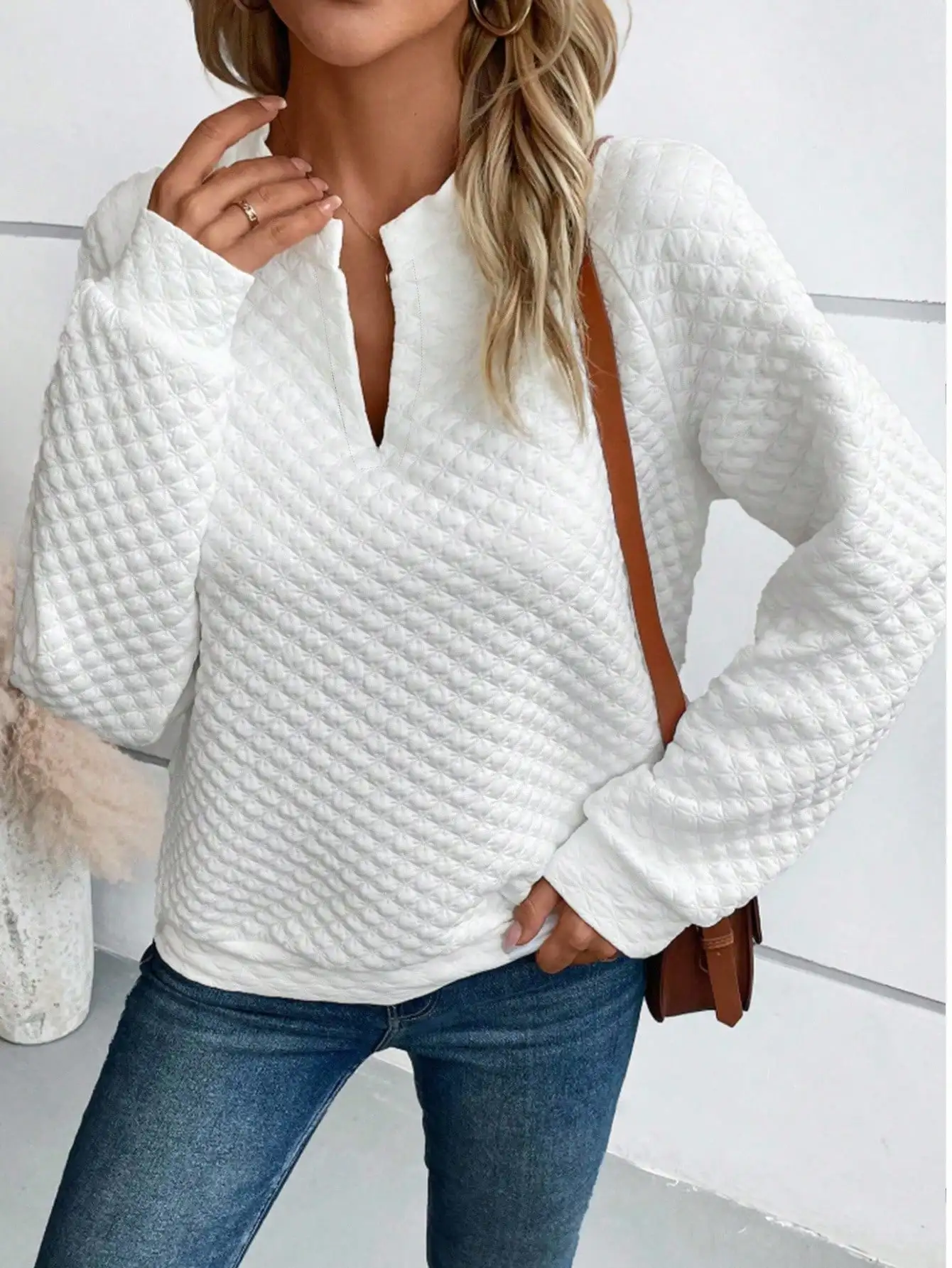 เสื้อสเวตเชิ้ตคอวีเย็บติดกันสีขาวสำหรับผู้หญิง เสื้อแขนยาวลำลองสำหรับฤดูใบไม้ร่วง