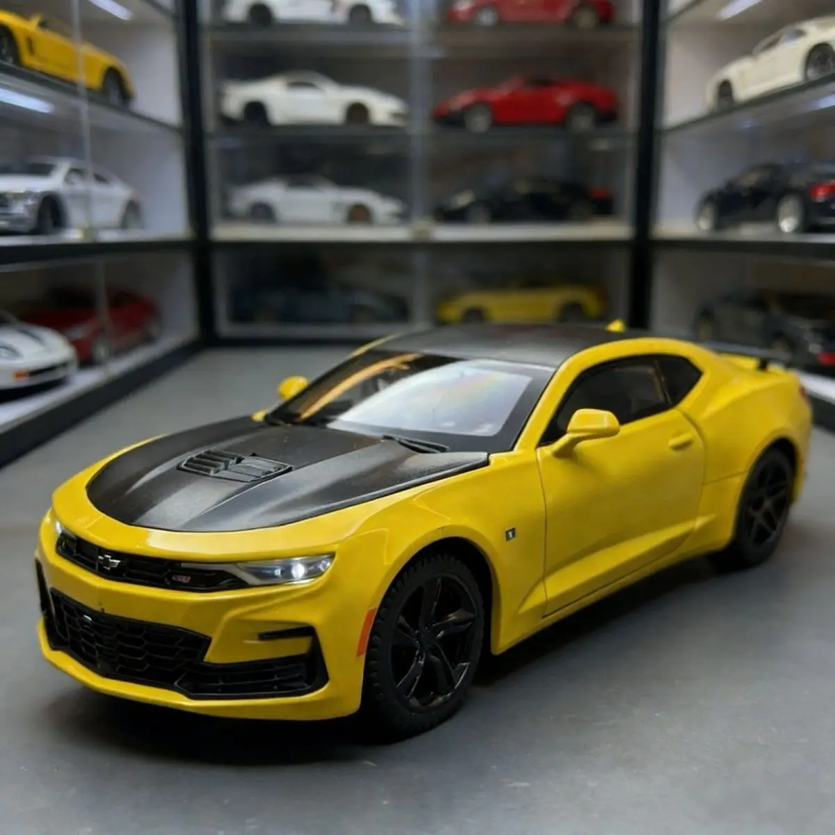 

Масштабная модель спортивного автомобиля Chevrolet Camaro 2023 года (1:24), литая из металла, для коллекционирования, хобби, декоративные украшения, подарки