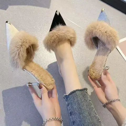 Autunno e inverno Nuovo design di nicchia Pelliccia Scarpe col tacco alto singole Capispalla da donna Peluche a punta Internet Celebrity Pantofole 2025