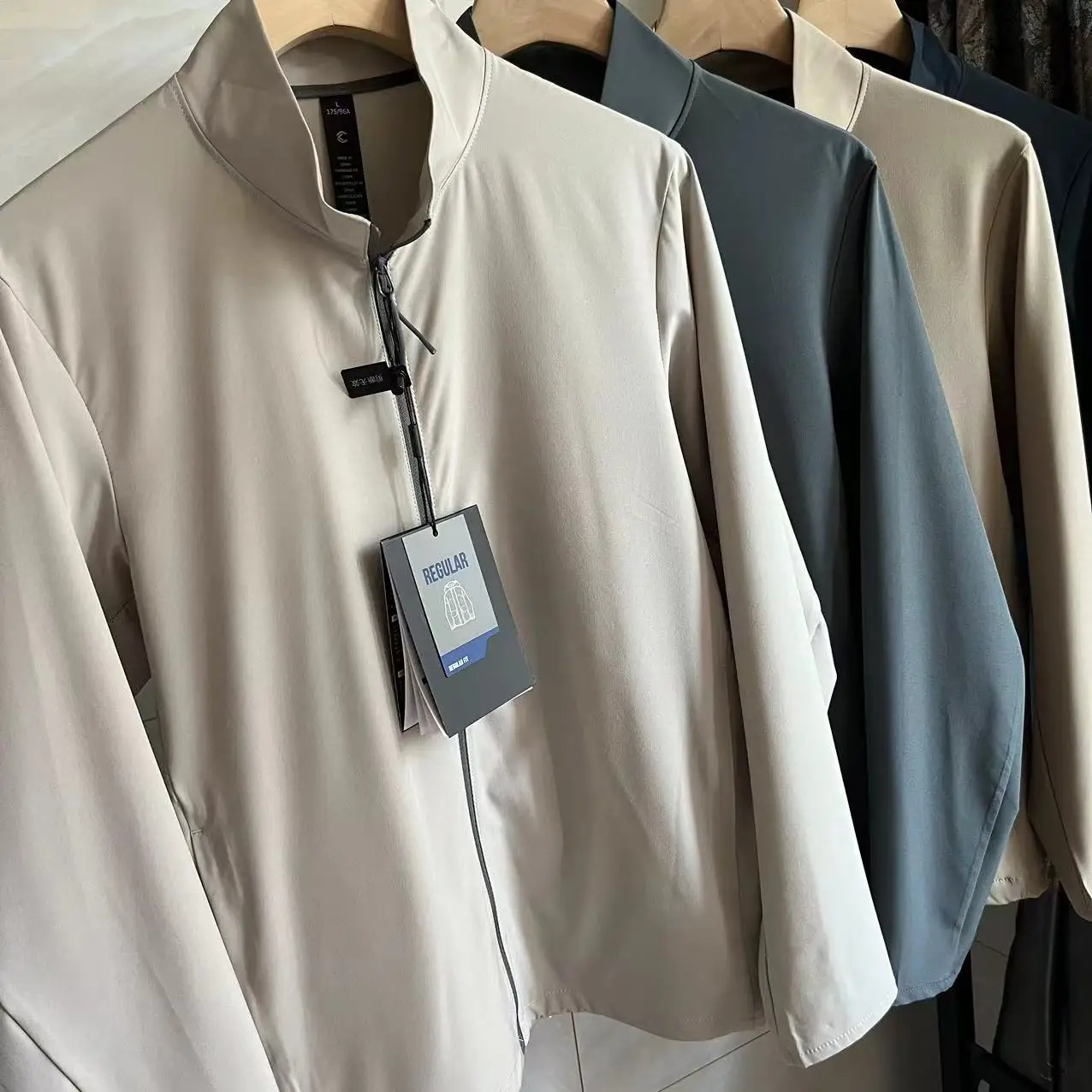 

Летняя мужская дышащая куртка Leavo Johnson с лазерной перфорацией, защитой от солнца UPF50, современным дизайном, длинными рукавами и воротником-стойкой.