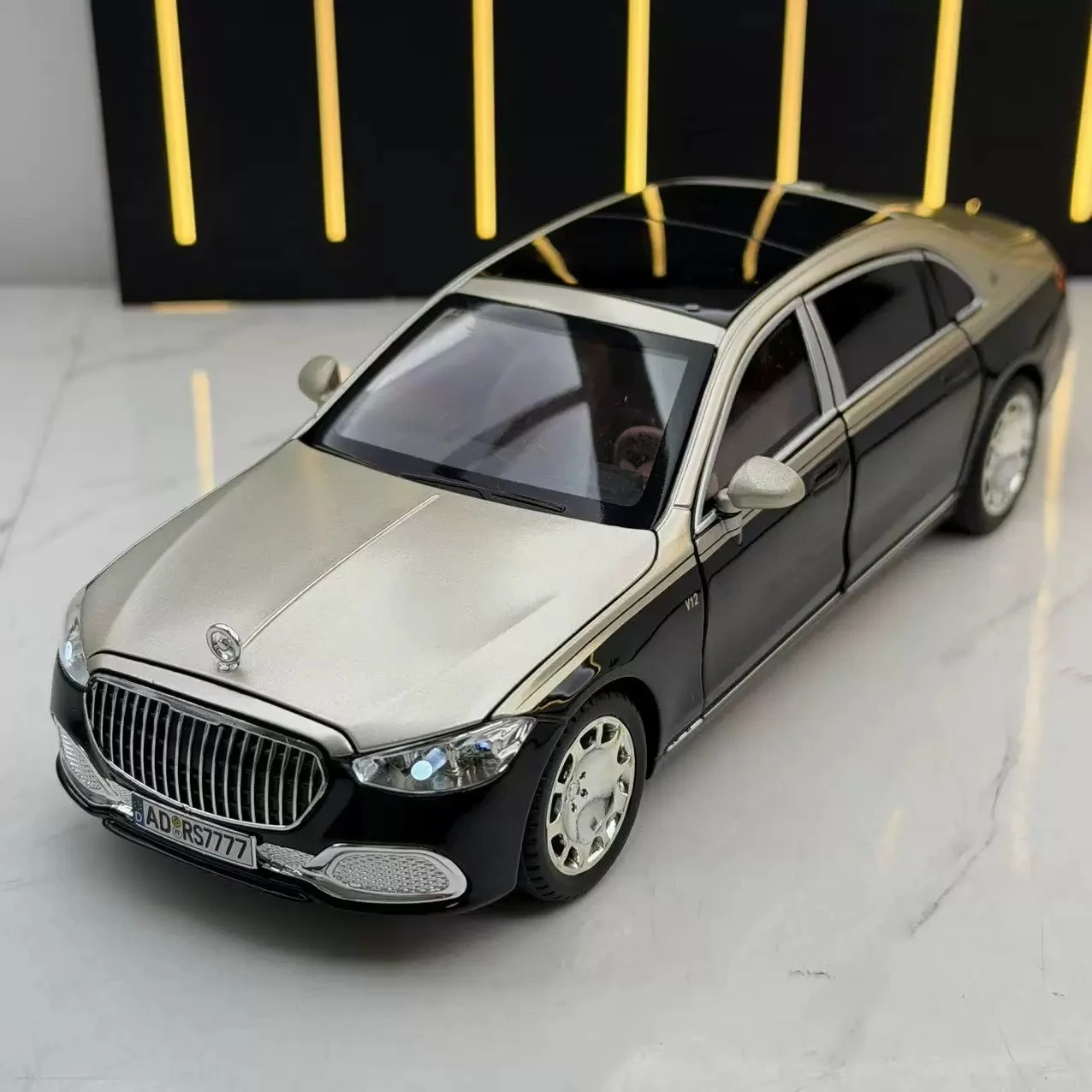 1:24 S680 Alloy Diecasts Toy Vehicles Metal Car Model Sound And Light Shock Absorbers Collection Boy For Gift