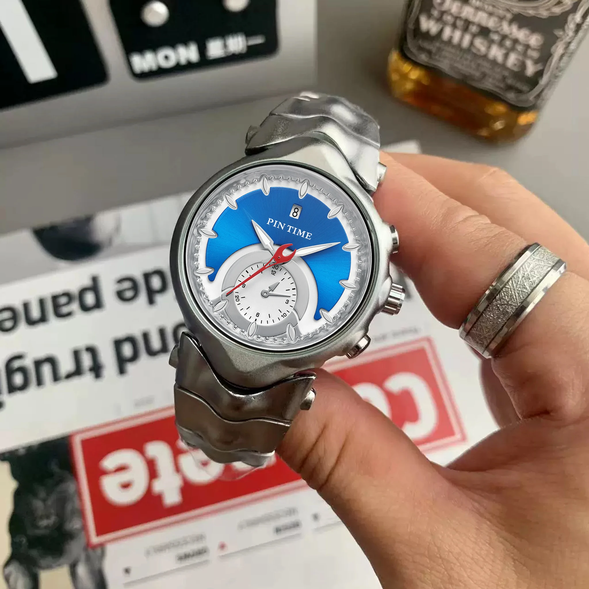 1 reloj de cuarzo para hombre, modelo Blue Judge, diseño retro original, tendencia de moda, reloj de alta gama con un diseño pequeño y moderno.
